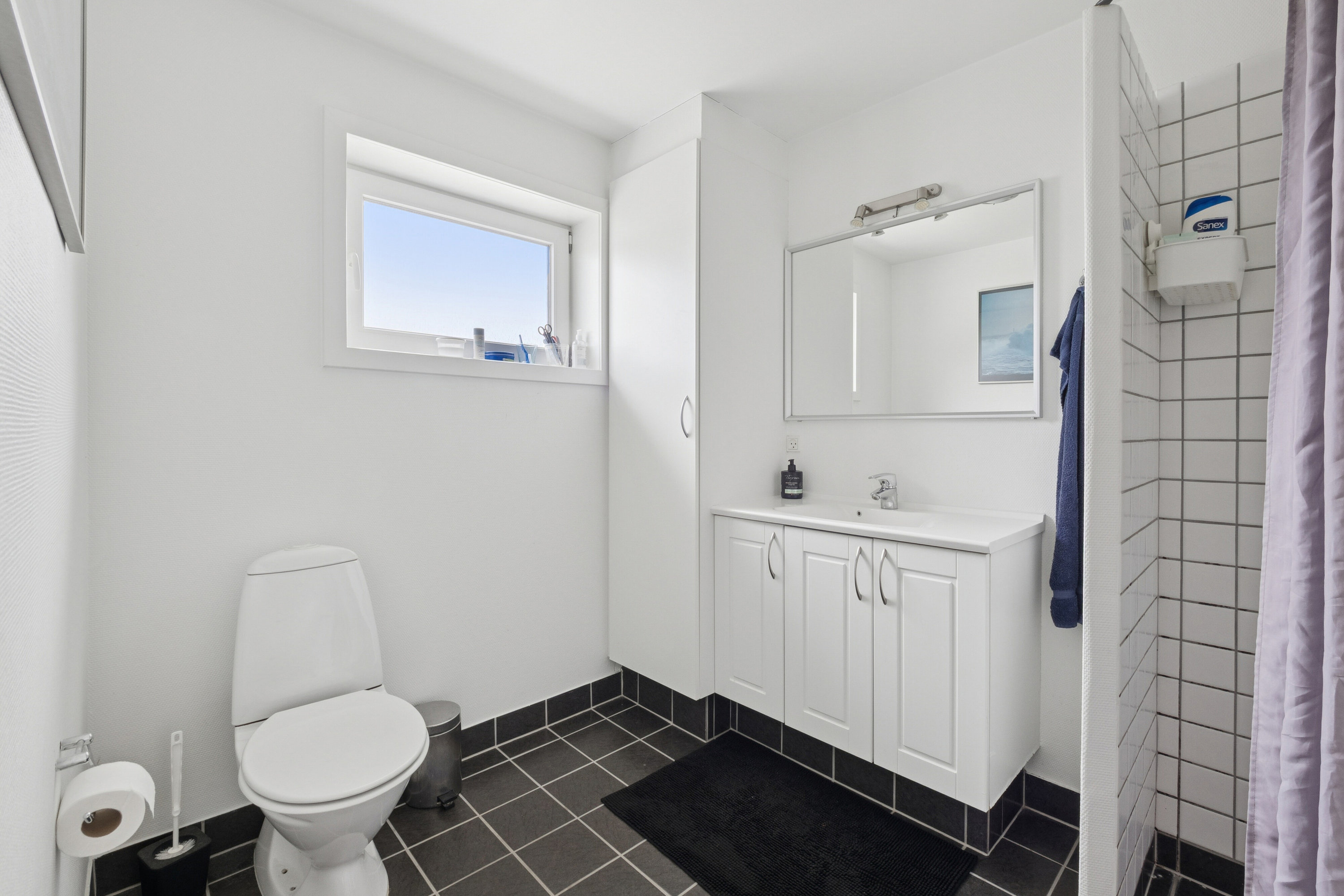 Fremhævet badeværelse billede i fuldskærmstilstand. Billede af Ørgårdssti 10, Klitmøller, 7700 Thisted