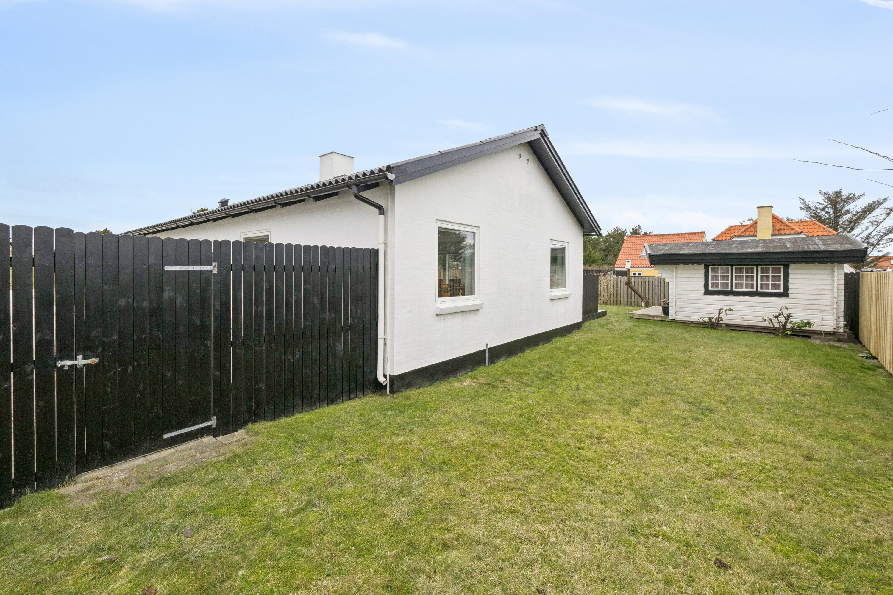Fremhævet set fra haven billede i fuldskærmstilstand. Billede af Ørgårdssti 10, Klitmøller, 7700 Thisted