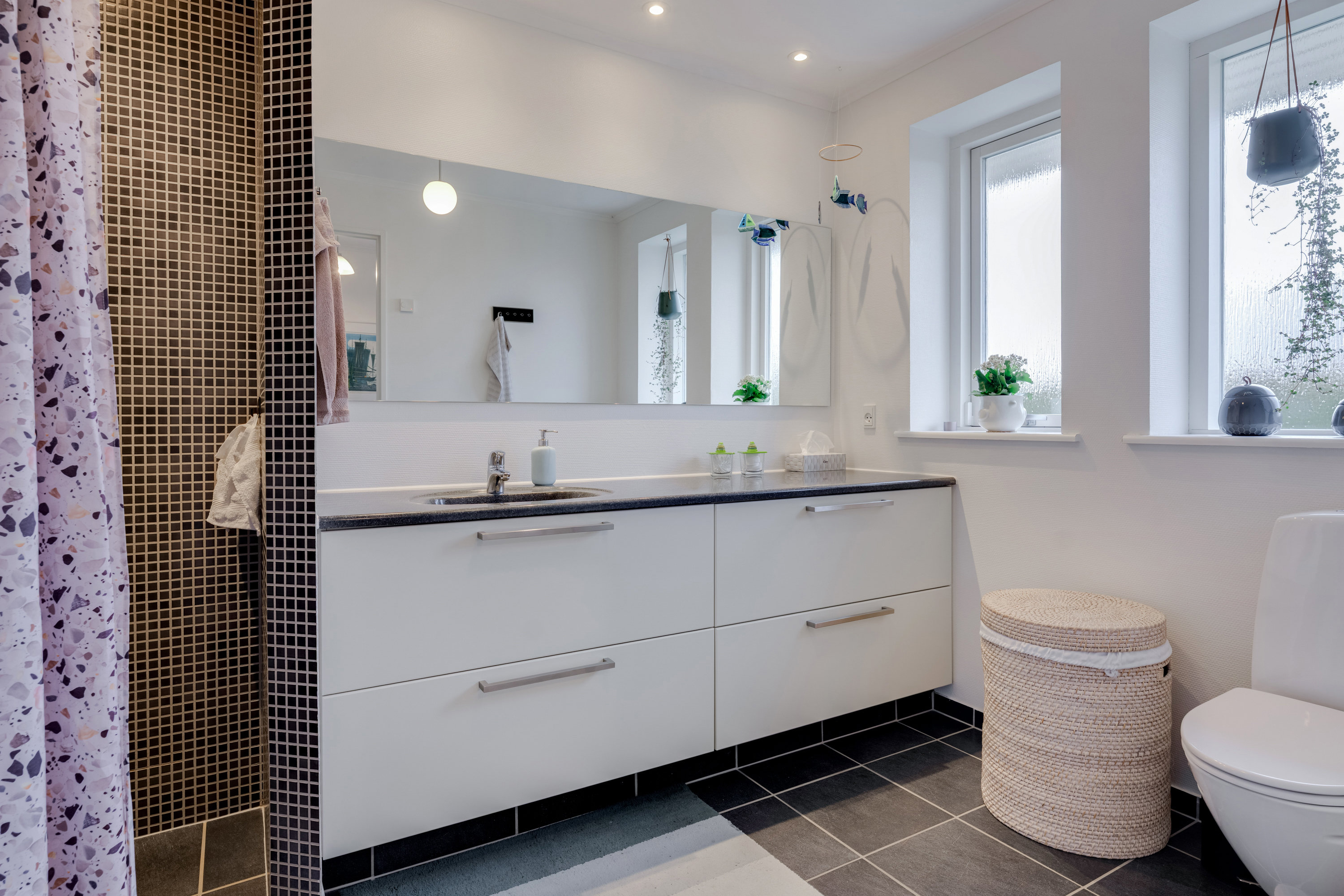 Fremhævet badeværelse billede i fuldskærmstilstand. Billede af Rømøvænget 171, 5500 Middelfart