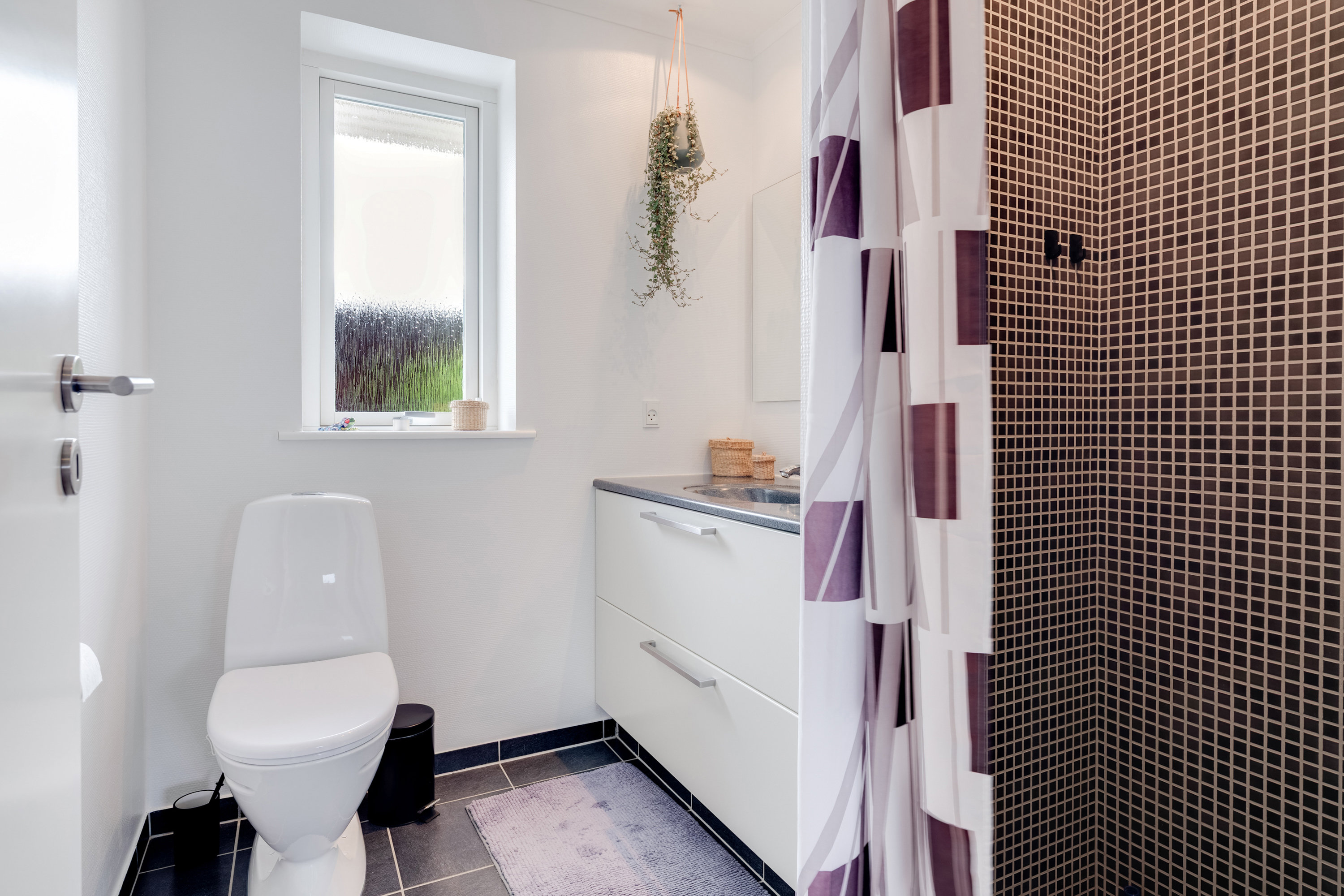 Fremhævet badeværelse billede i fuldskærmstilstand. Billede af Rømøvænget 171, 5500 Middelfart