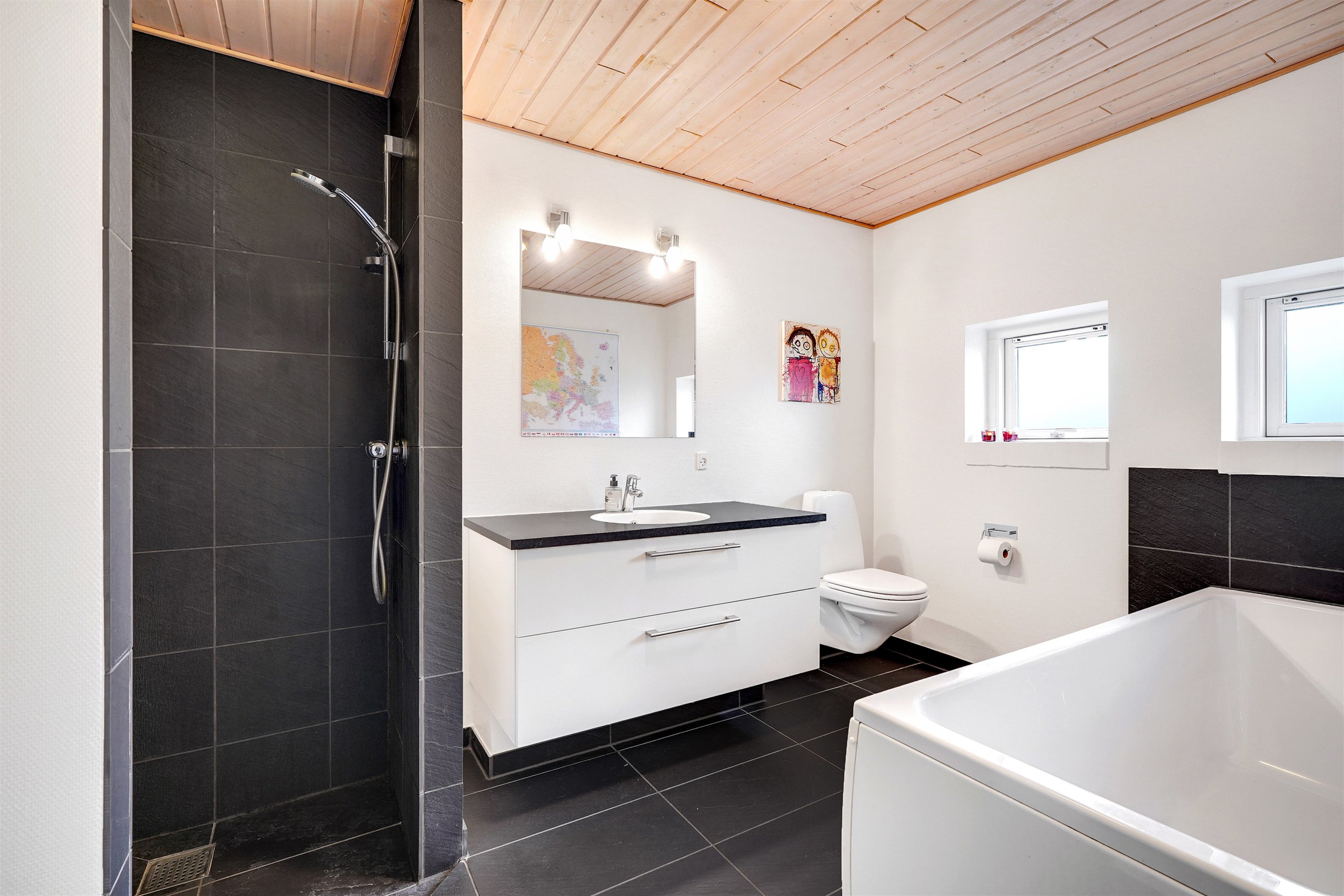 Fremhævet badeværelse billede i fuldskærmstilstand. Billede af Lillevang 100, 7190 Billund