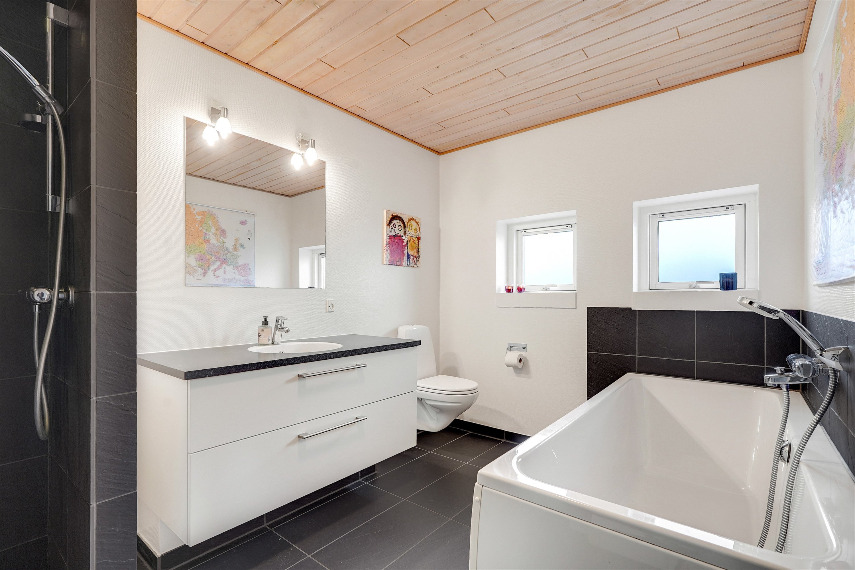 Fremhævet badeværelse billede i fuldskærmstilstand. Billede af Lillevang 100, 7190 Billund