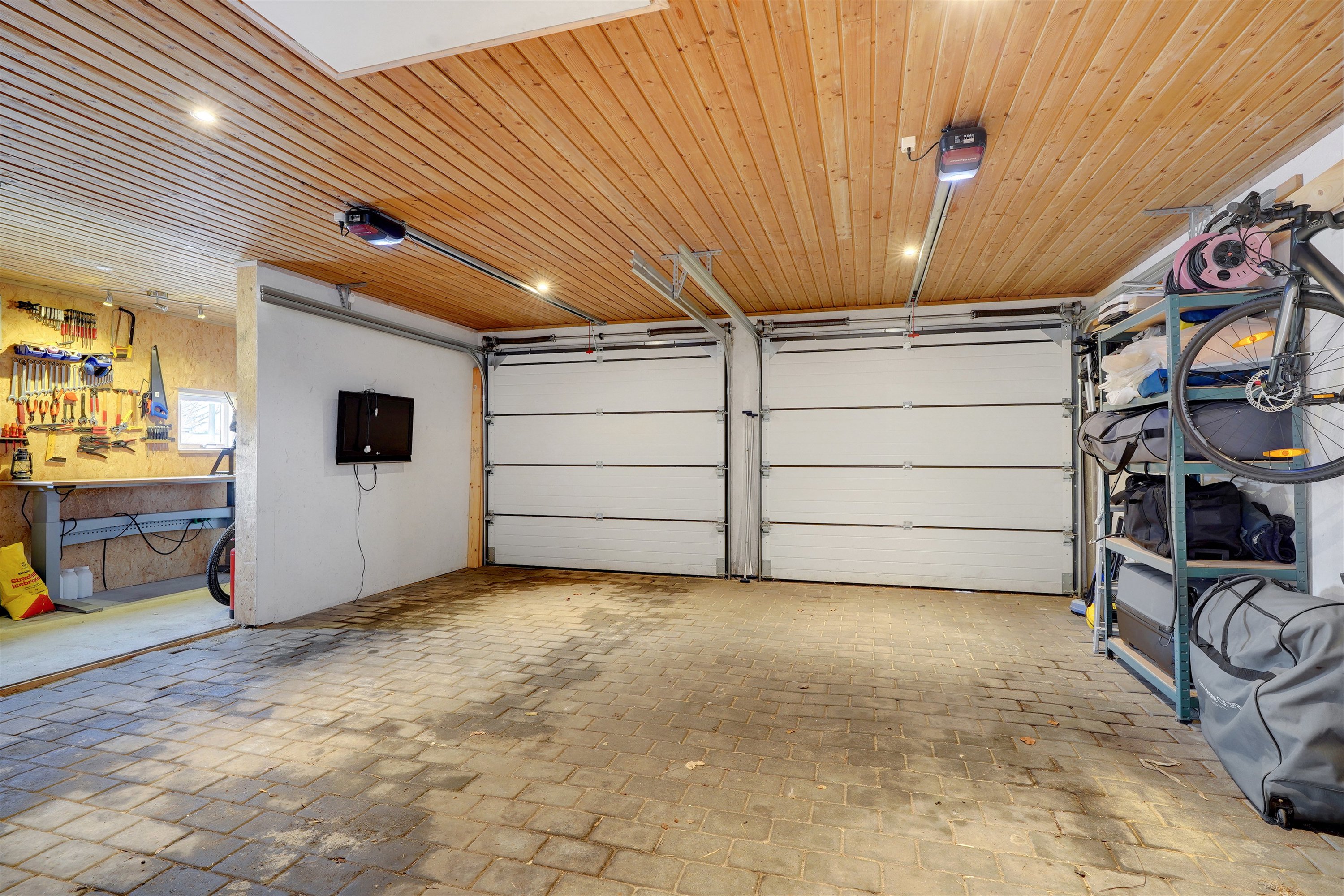 Fremhævet garage billede i fuldskærmstilstand. Billede af Lillevang 100, 7190 Billund