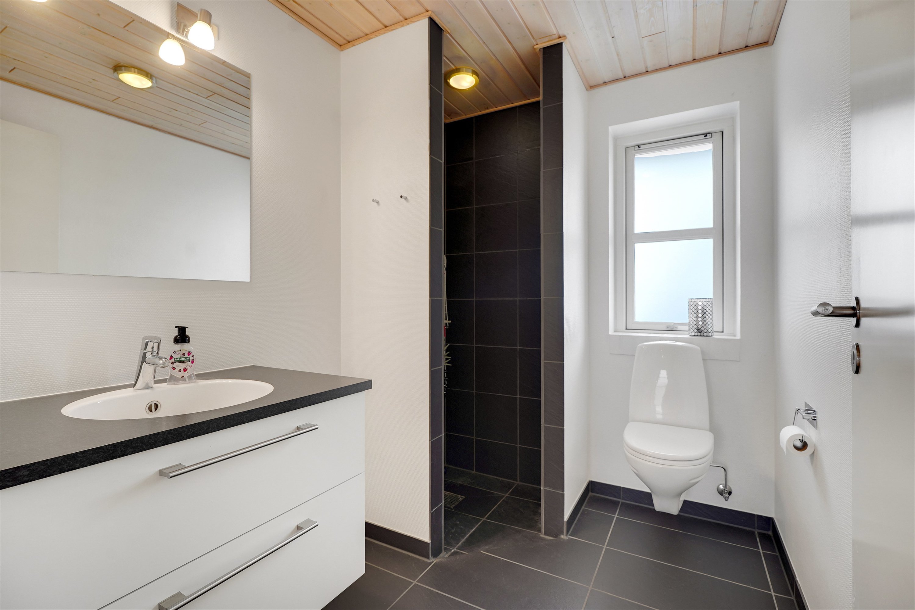 Fremhævet badeværelse billede i fuldskærmstilstand. Billede af Lillevang 100, 7190 Billund