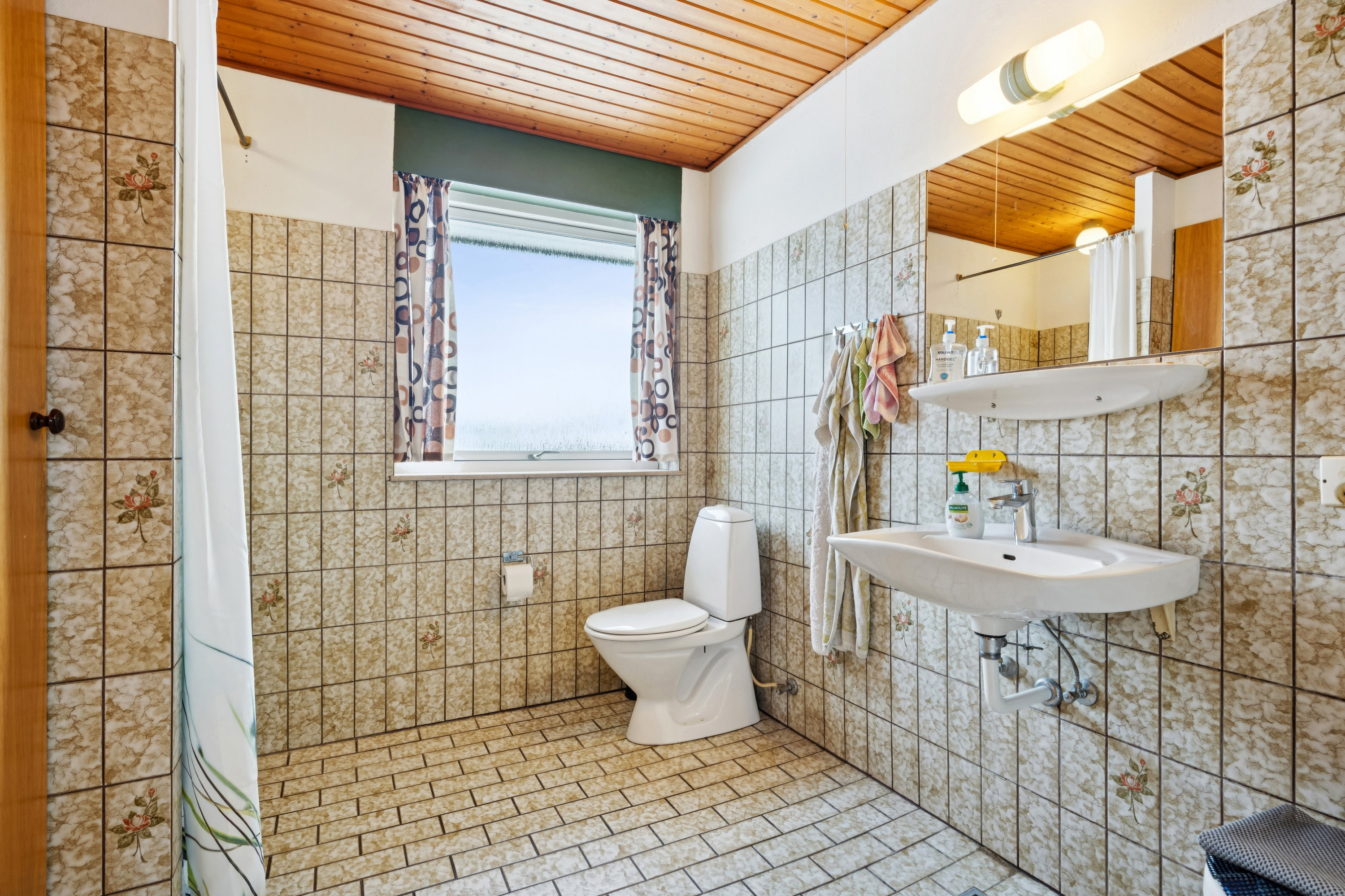 Fremhævet badeværelse billede i fuldskærmstilstand. Billede af Rugvænget 22, 4270 Høng