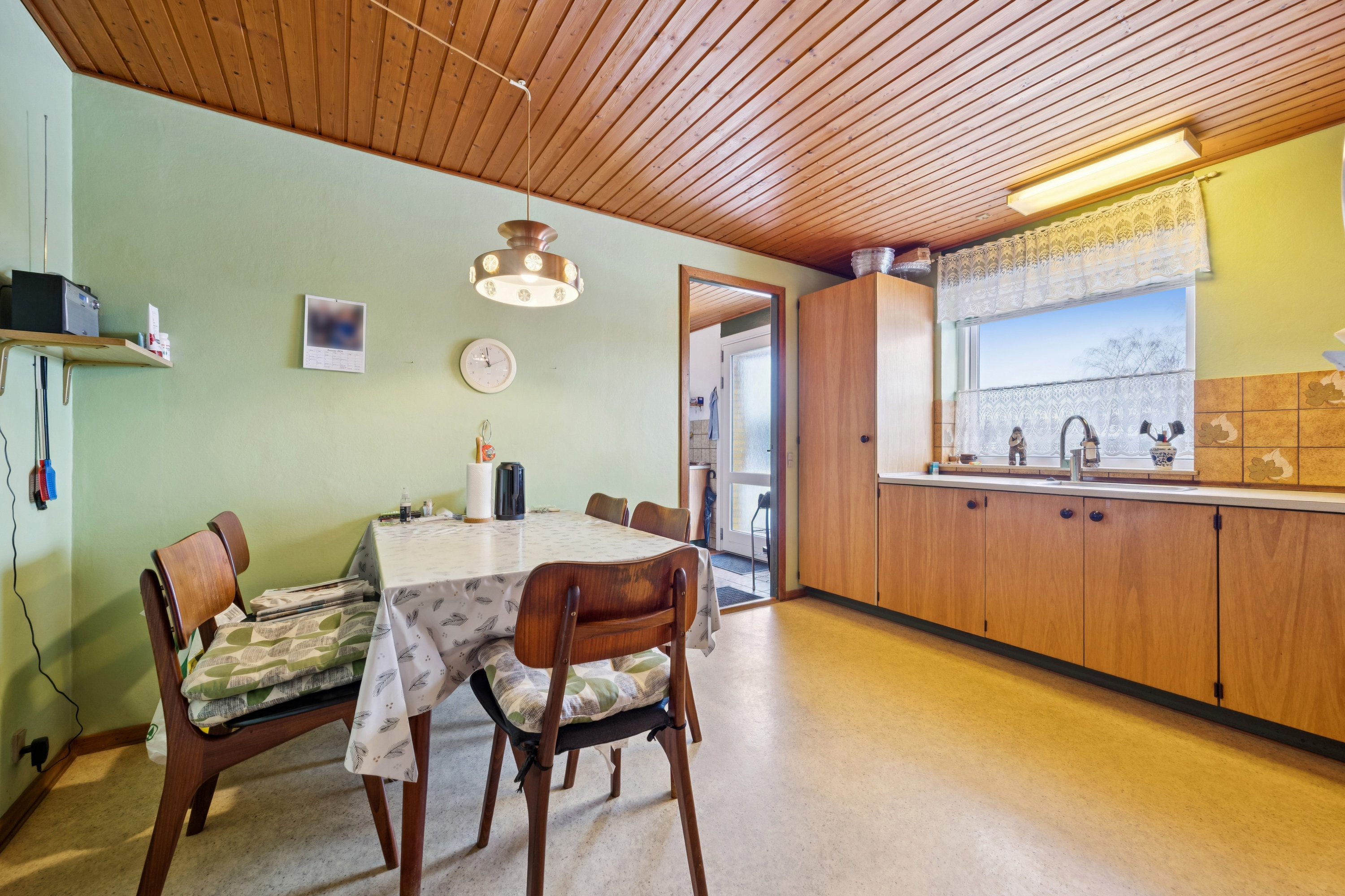 Fremhævet stue billede i fuldskærmstilstand. Billede af Rugvænget 22, 4270 Høng