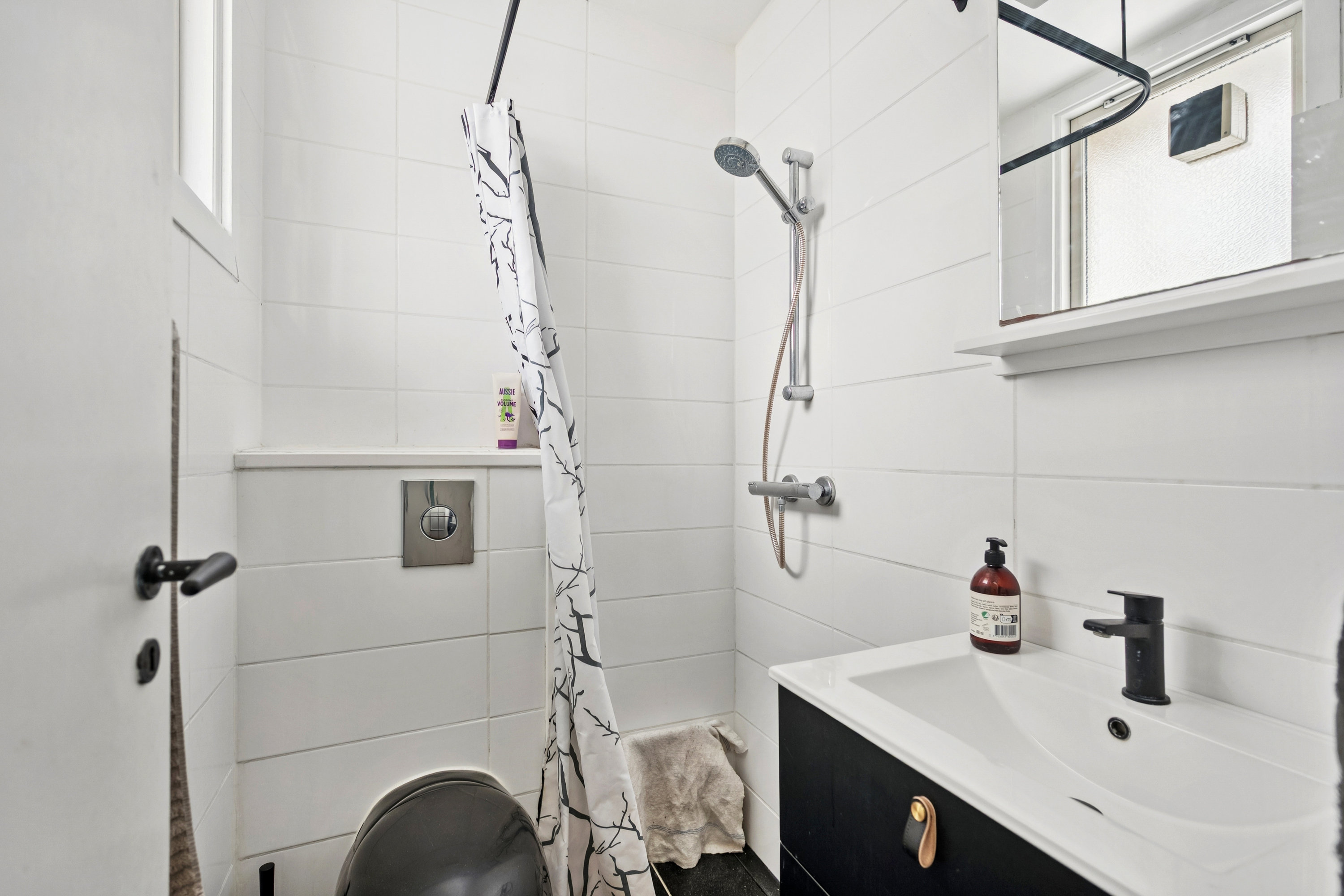 Fremhævet badeværelse billede i fuldskærmstilstand. Billede af Virum Stationsvej 144D, 2830 Virum