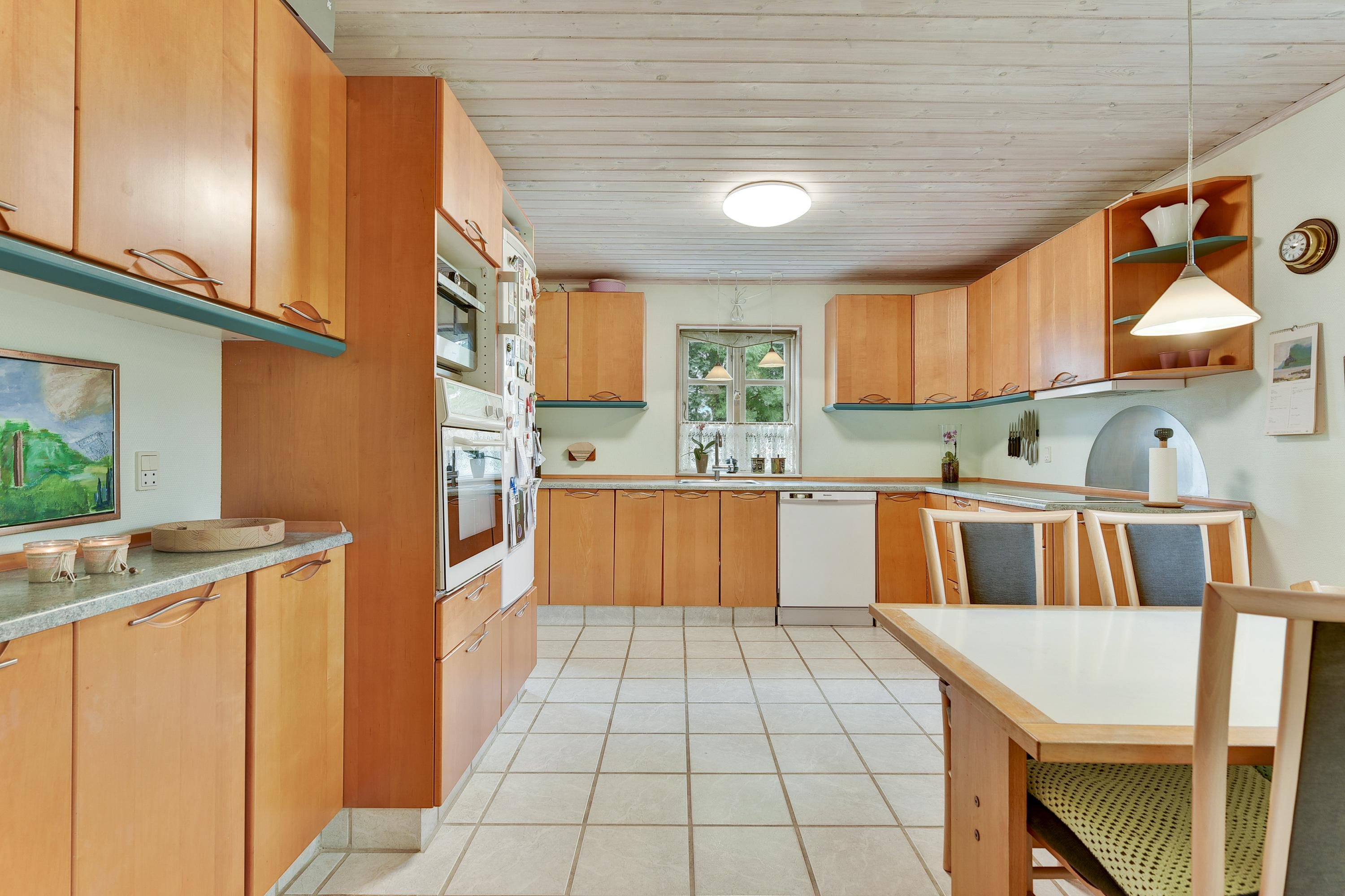 Fremhævet køkken billede i fuldskærmstilstand. Billede af Kirkebro 13, Breth, 7150 Barrit