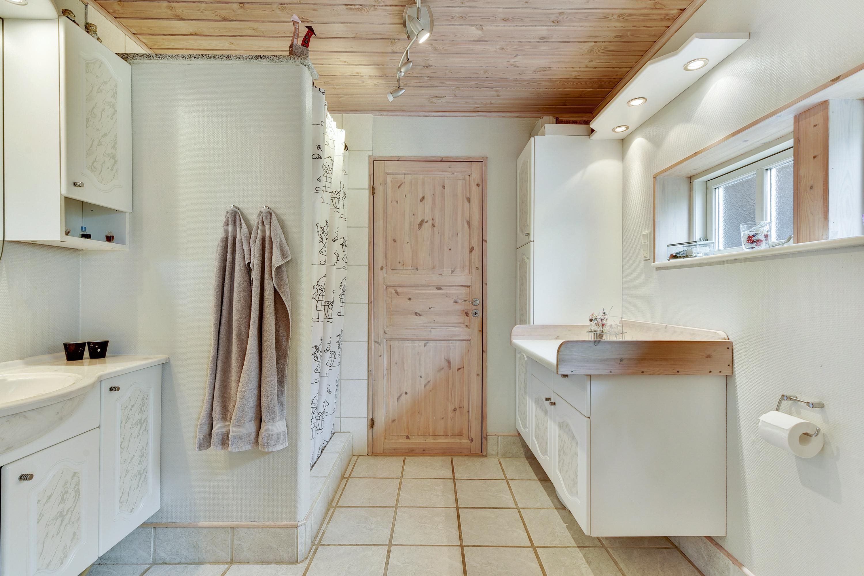 Fremhævet badeværelse billede i fuldskærmstilstand. Billede af Kirkebro 13, Breth, 7150 Barrit