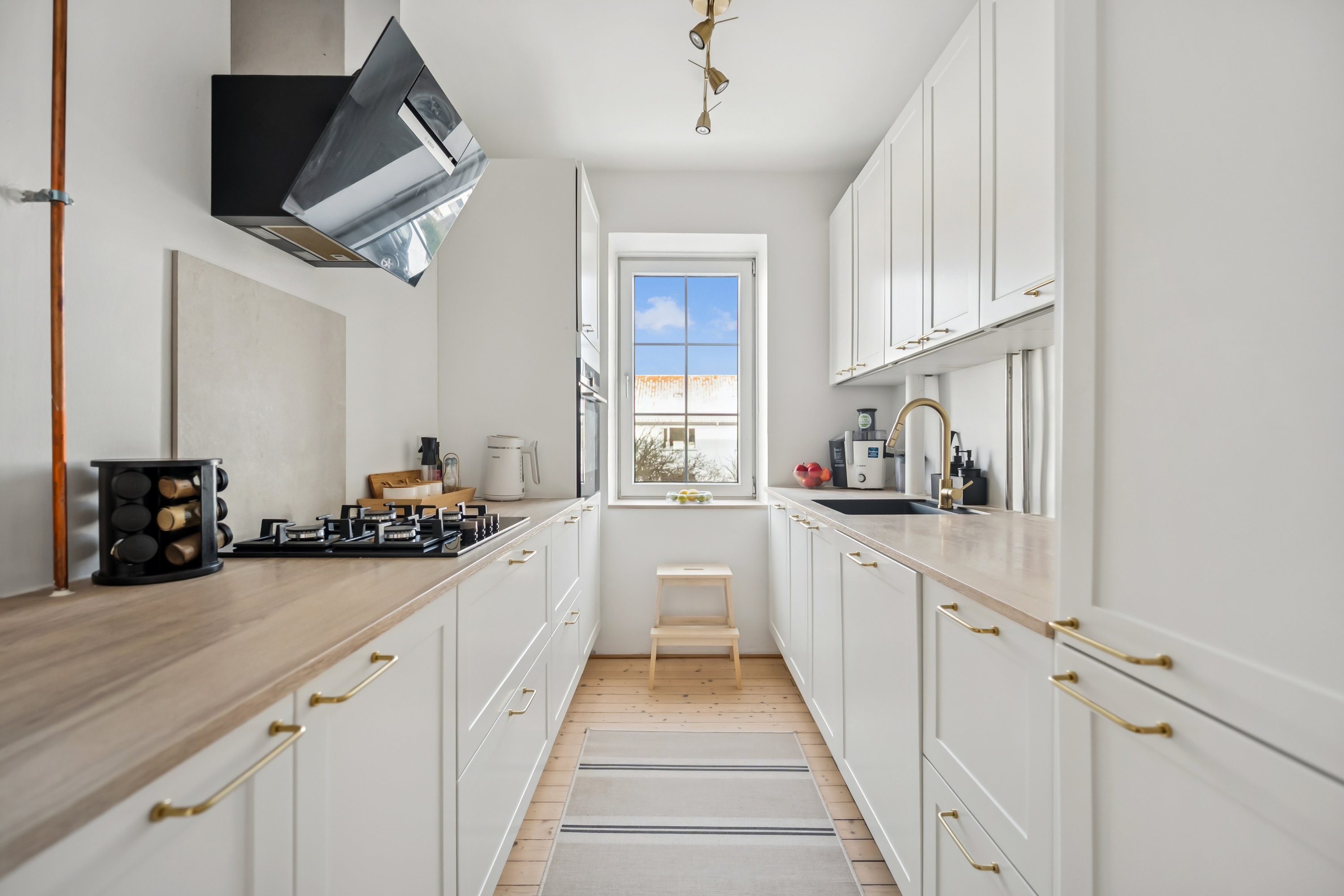 Fremhævet køkken billede i fuldskærmstilstand. Billede af Christian X's Alle 29, 1. tv., 2800 Kongens Lyngby