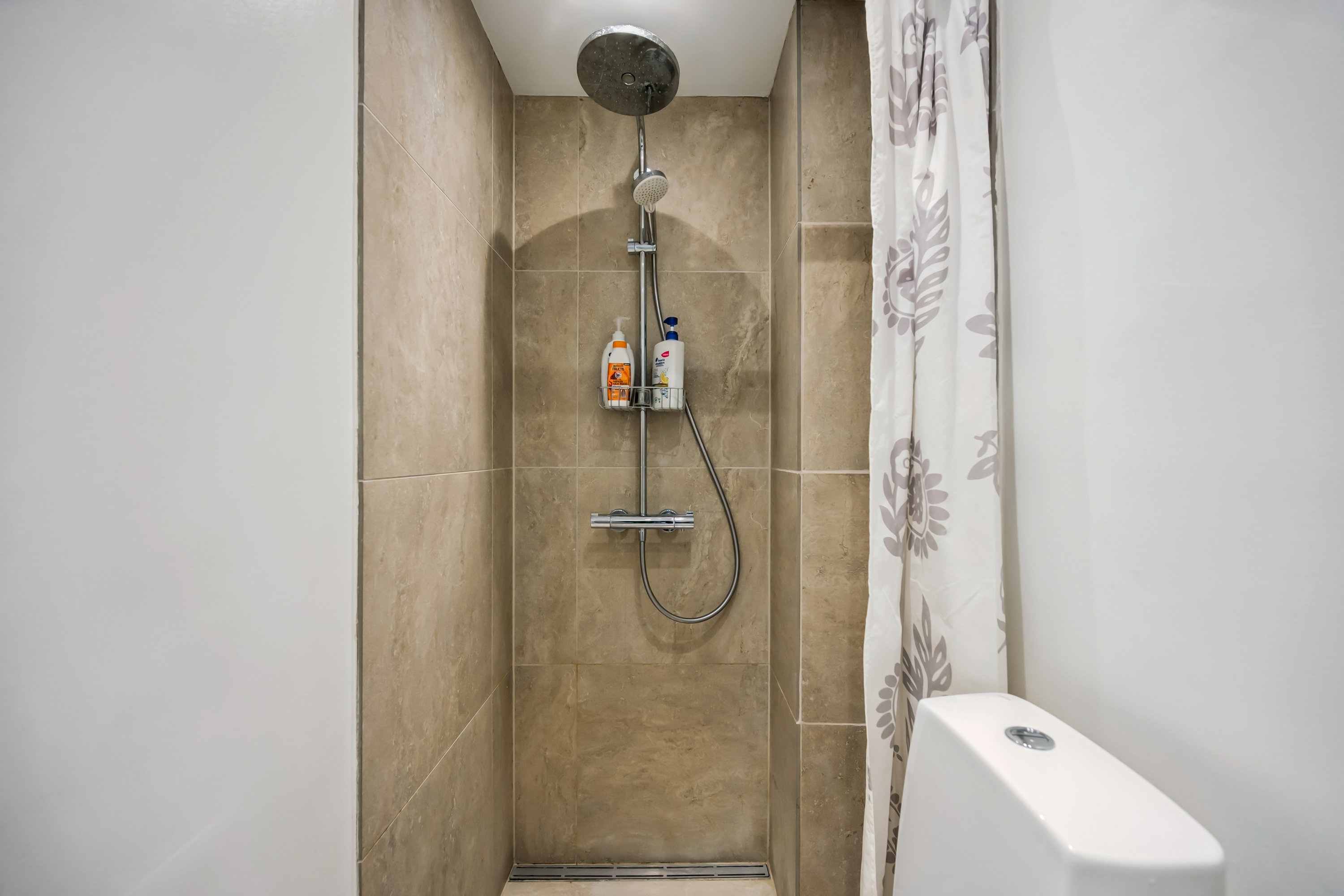 Fremhævet badeværelse billede i fuldskærmstilstand. Billede af Christian X's Alle 29, 1. tv., 2800 Kongens Lyngby