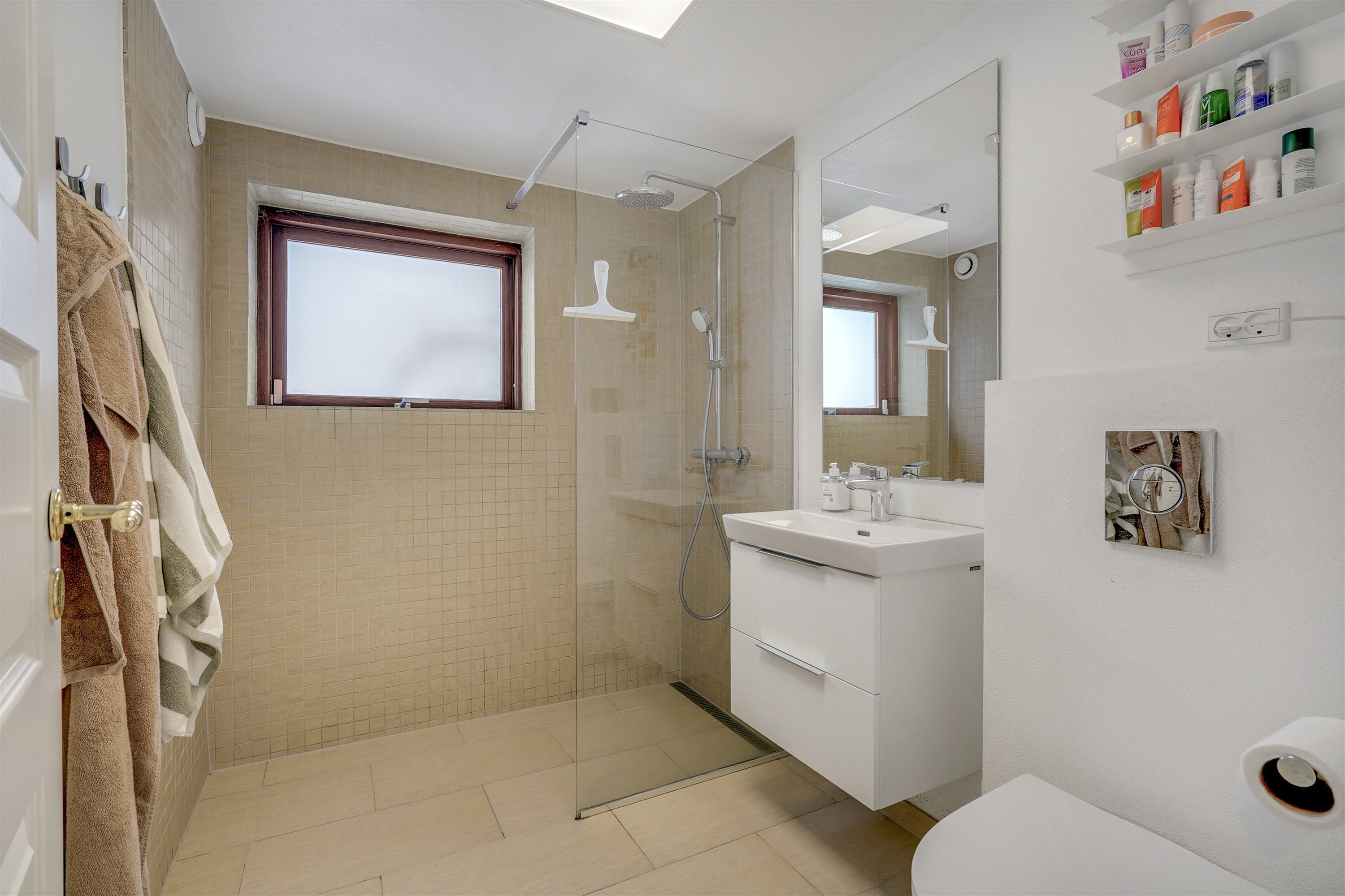 Fremhævet badeværelse billede i fuldskærmstilstand. Billede af Ingemanns Alle 149, 6700 Esbjerg