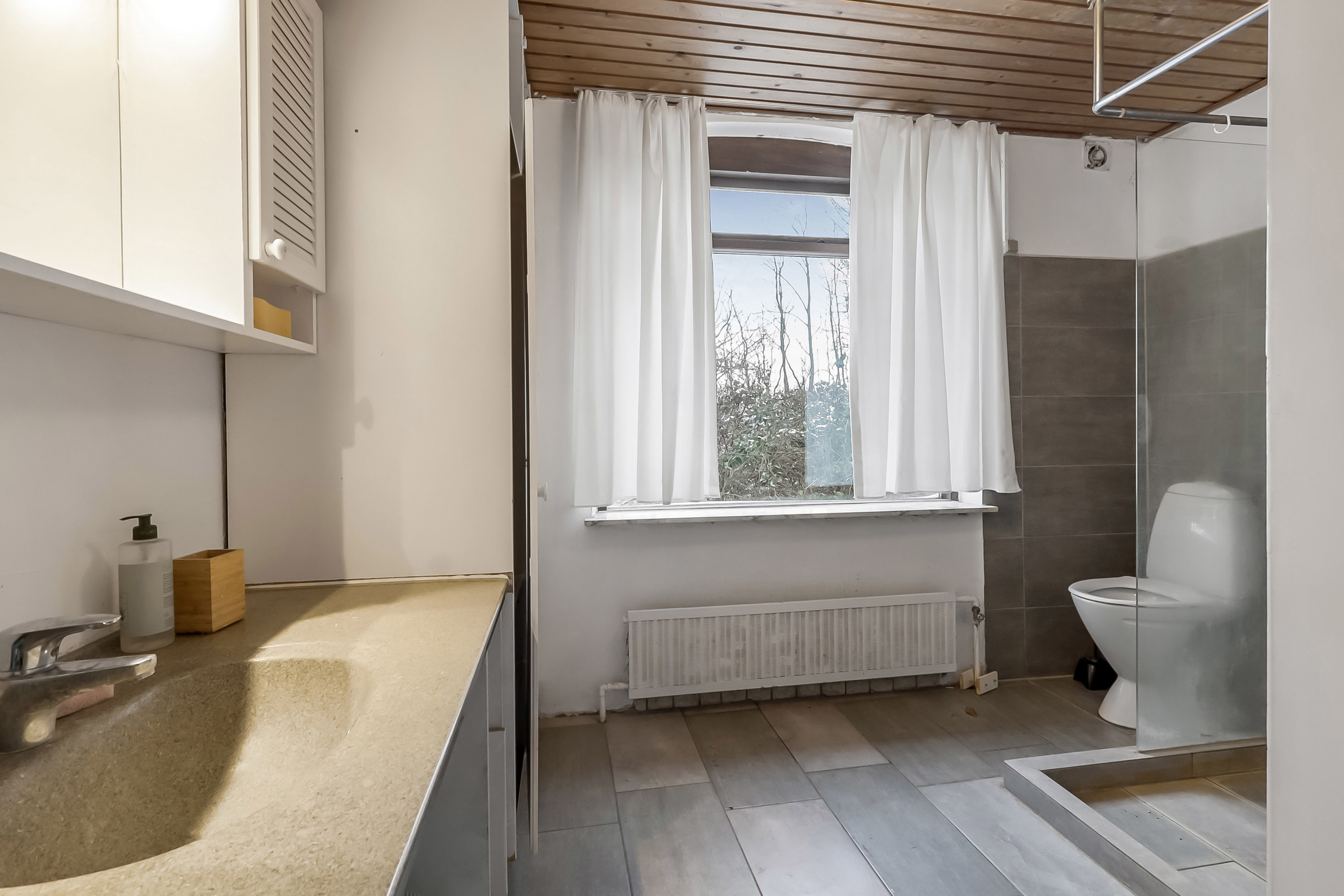 Fremhævet badeværelse billede i fuldskærmstilstand. Billede af Dyrebjergvej 1, 5772 Kværndrup