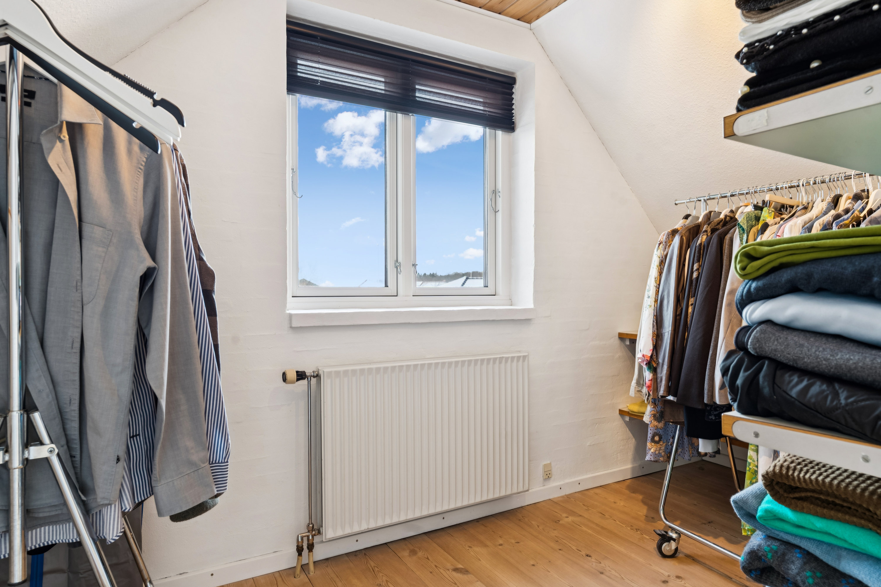 Fremhævet walk-in-closet/kontor billede i fuldskærmstilstand. Billede af Olinesmindevej 13, 8722 Hedensted