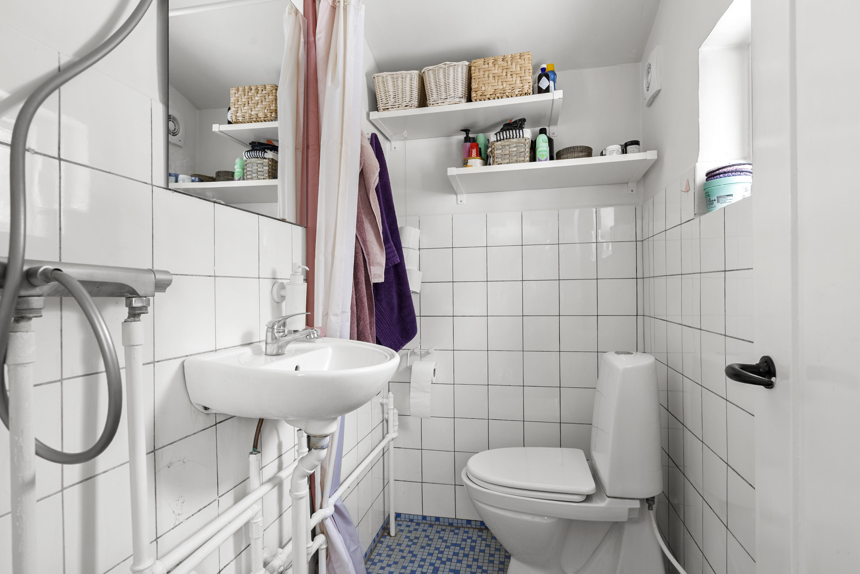 Fremhævet badeværelse billede i fuldskærmstilstand. Billede af Tjørnelundevej 13, Tjørnelunde, 4270 Høng