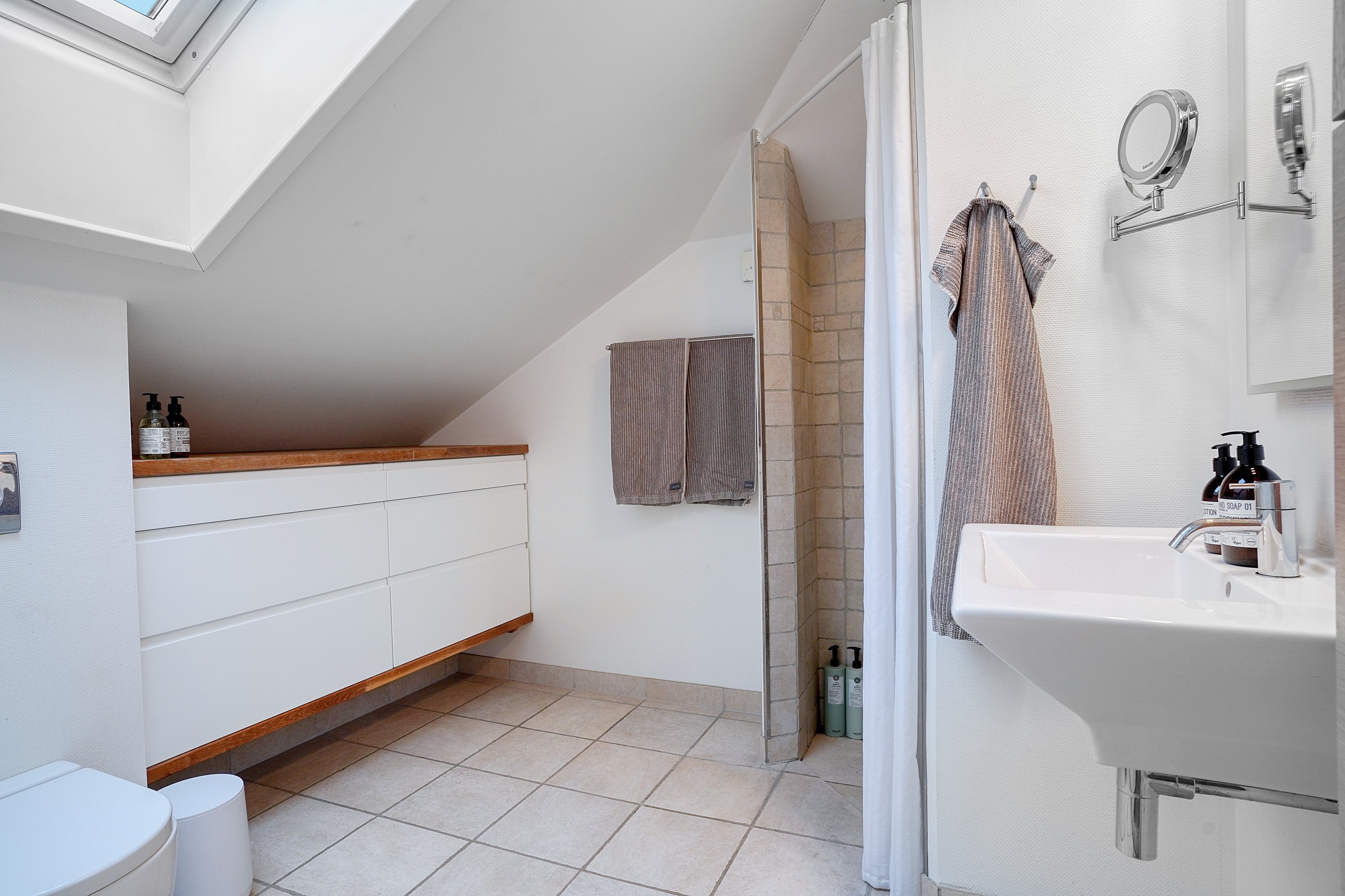 Fremhævet badeværelse billede i fuldskærmstilstand. Billede af Skandrups Alle 39, Hareskov, 3500 Værløse