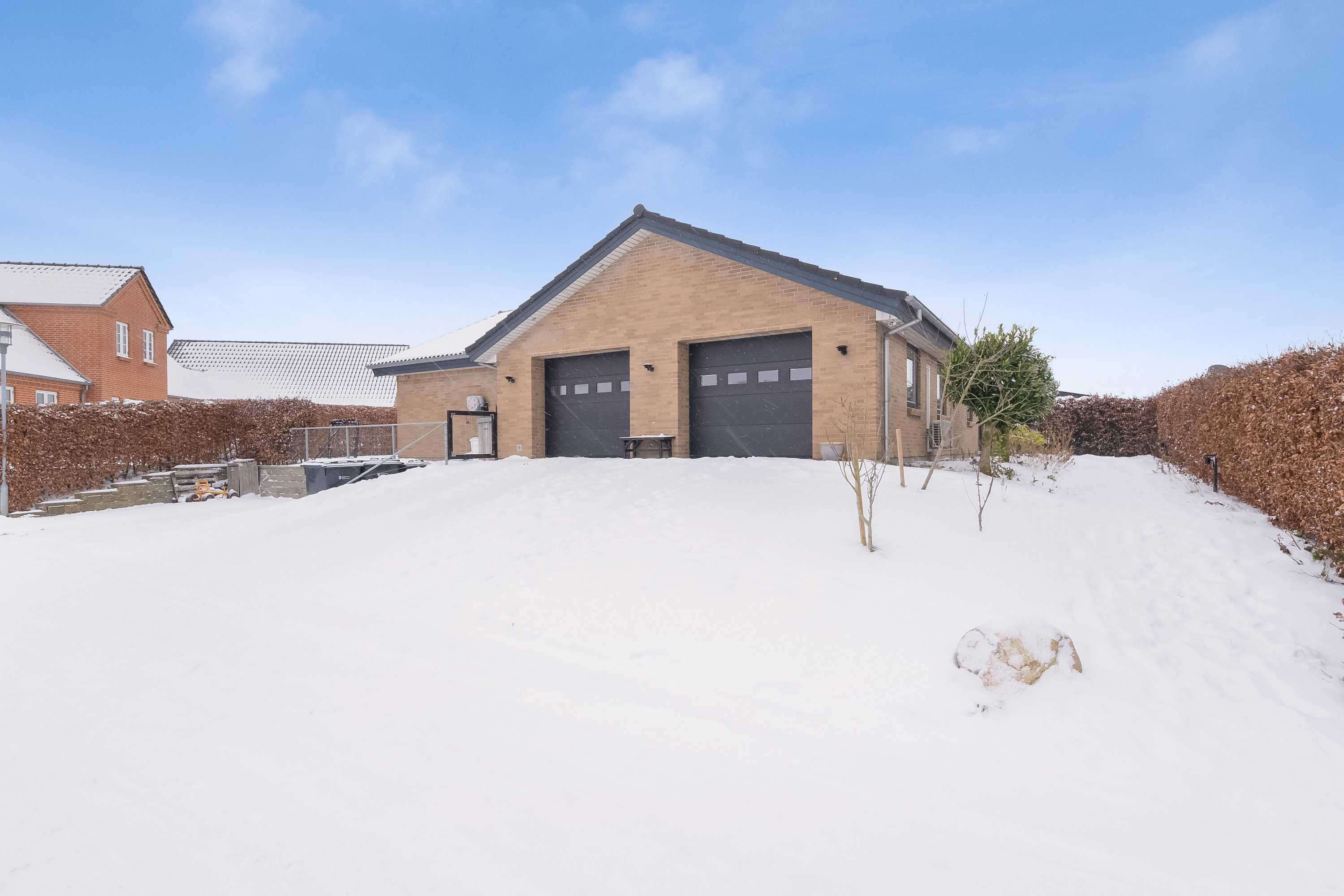 Fremhævet facade billede i fuldskærmstilstand. Billede af Søndermarken 85, 5580 Nørre Aaby