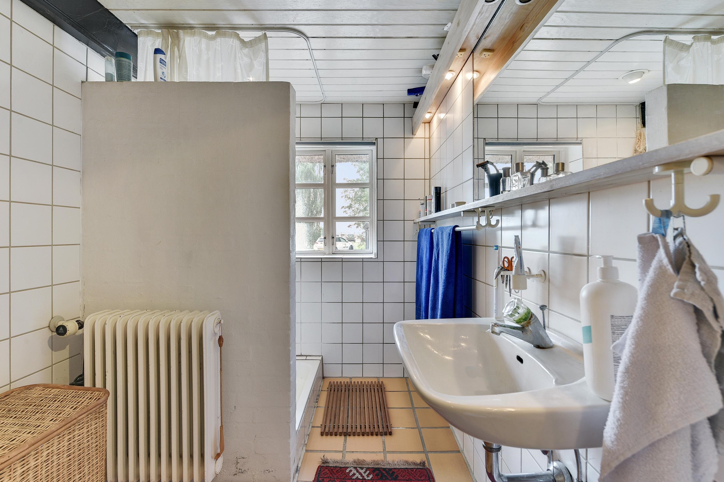 Fremhævet badeværelse billede i fuldskærmstilstand. Billede af Flemmingvej 22, 8762 Flemming