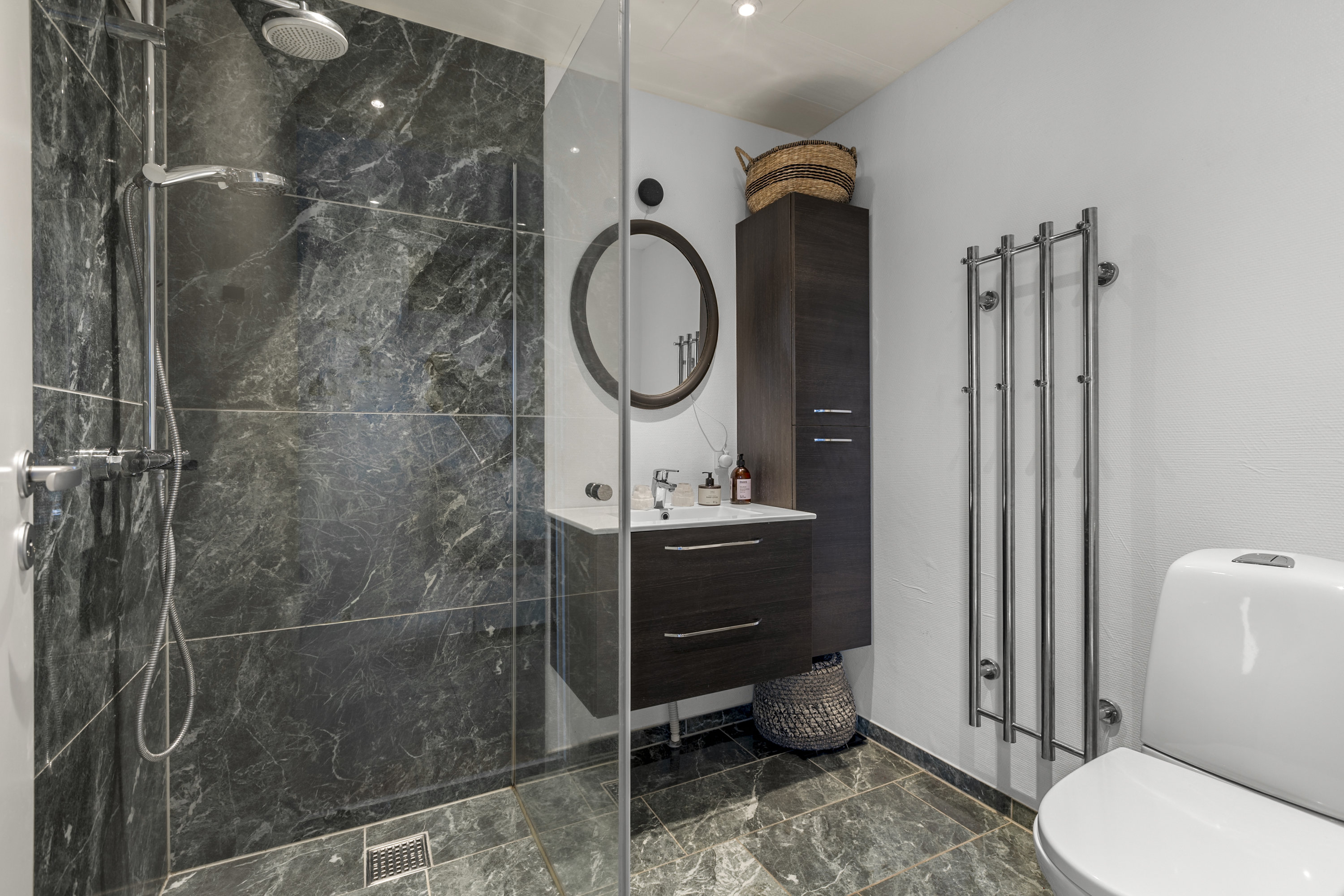 Fremhævet badeværelse billede i fuldskærmstilstand. Billede af Pilehaven 27, Ferslev, 4050 Skibby