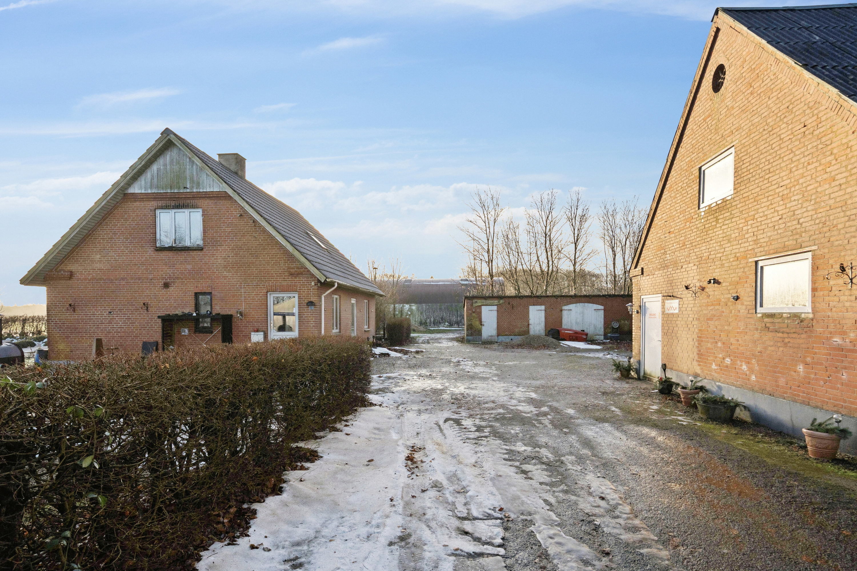 Miniaturebillede 2: set fra vejen. Billede af Knudsbølvej 15, Bølling, 6040 Egtved