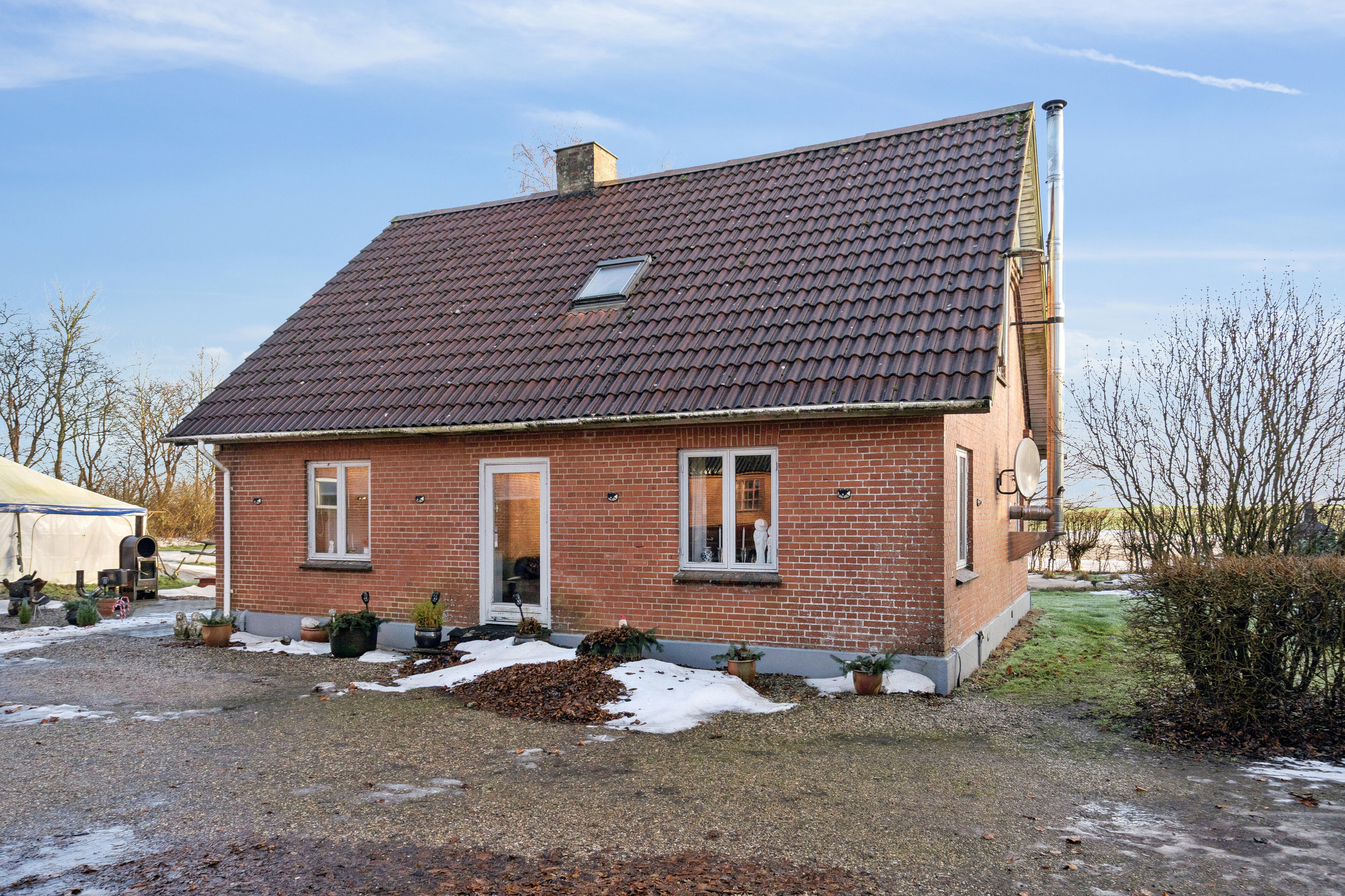 Miniaturebillede 1: set fra vejen. Billede af Knudsbølvej 15, Bølling, 6040 Egtved