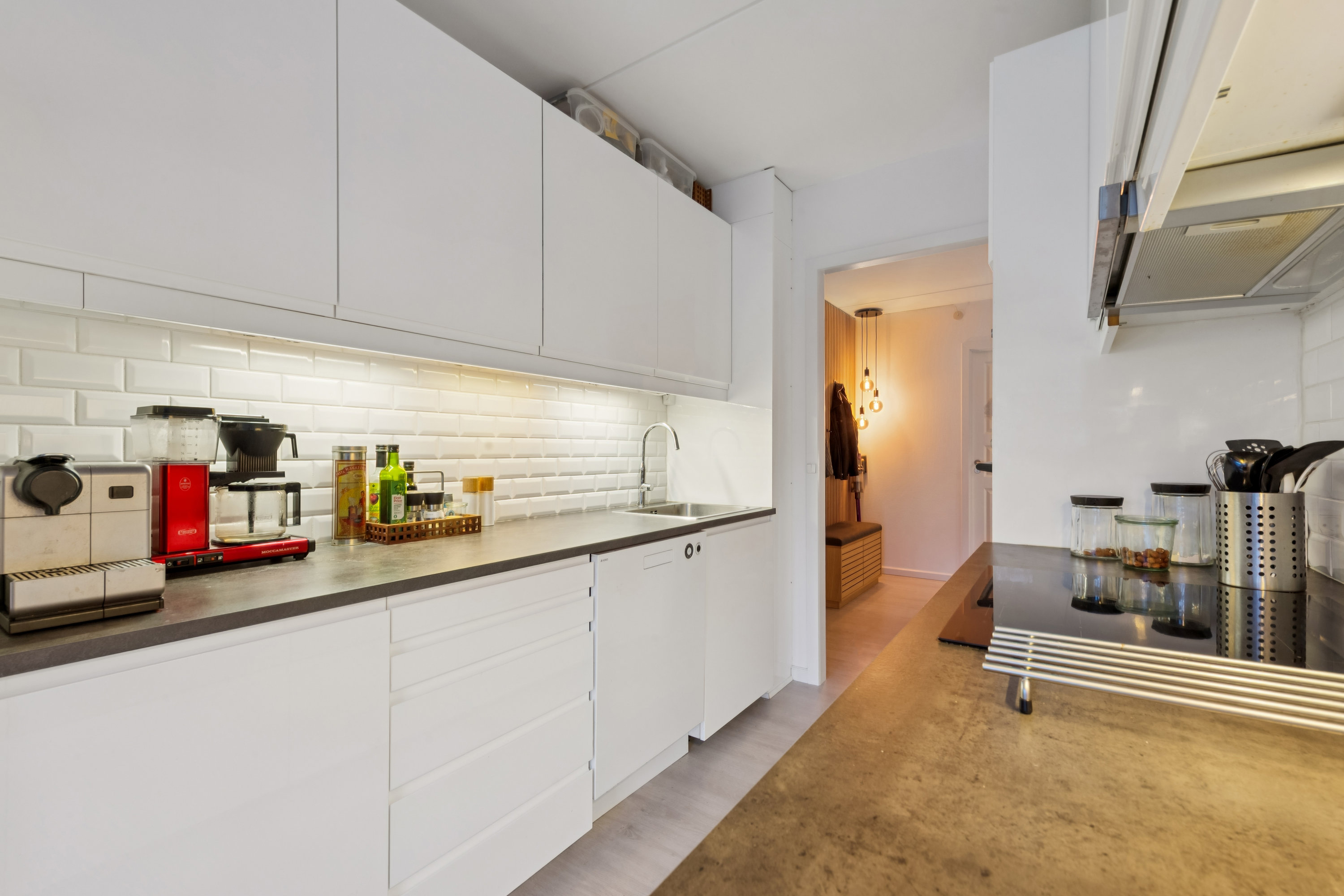 Fremhævet køkken billede i fuldskærmstilstand. Billede af Lindebo 25, st.. 148., 2630 Taastrup