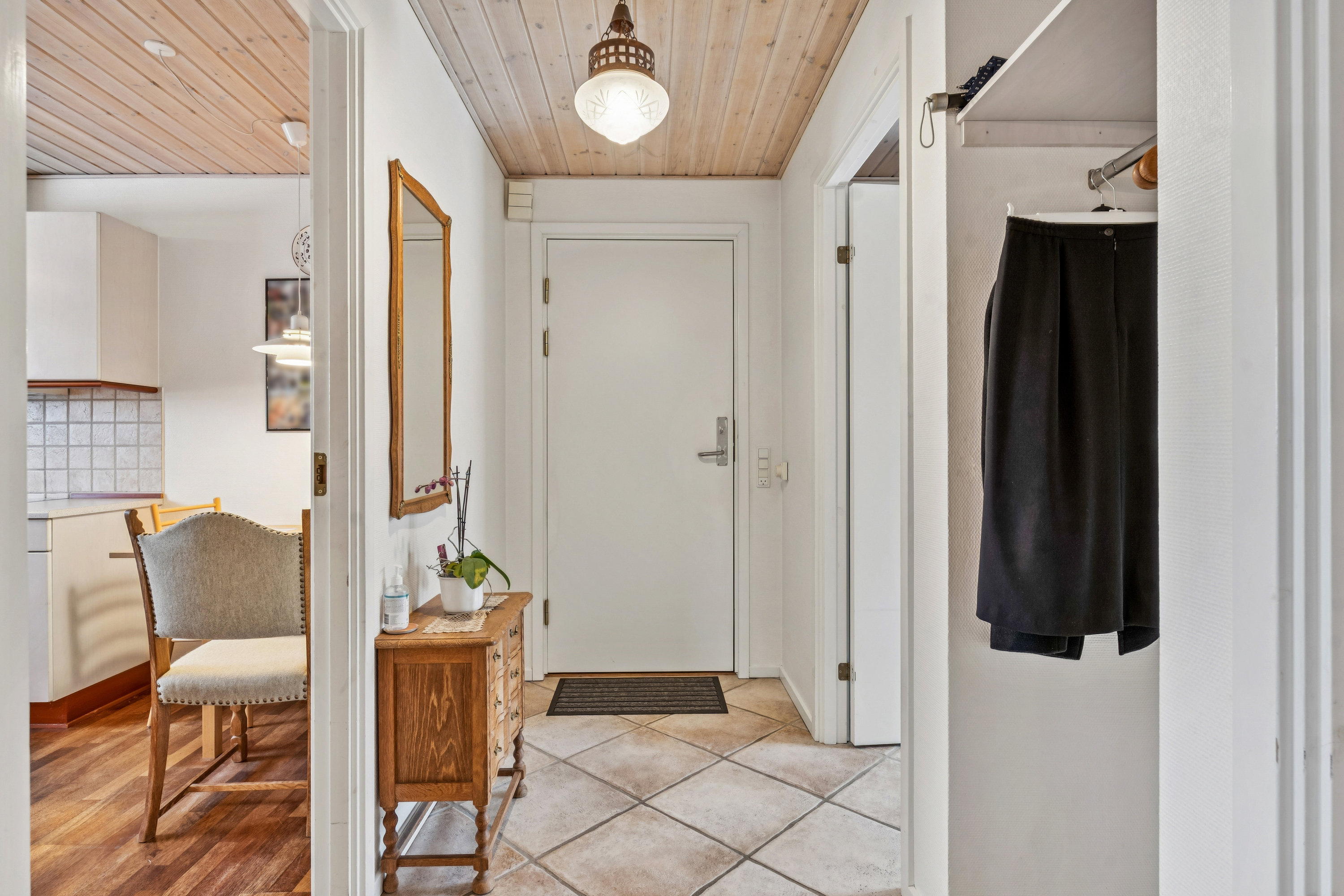 Fremhævet entré/gang billede i fuldskærmstilstand. Billede af Kirkevænget 2, 8722 Hedensted