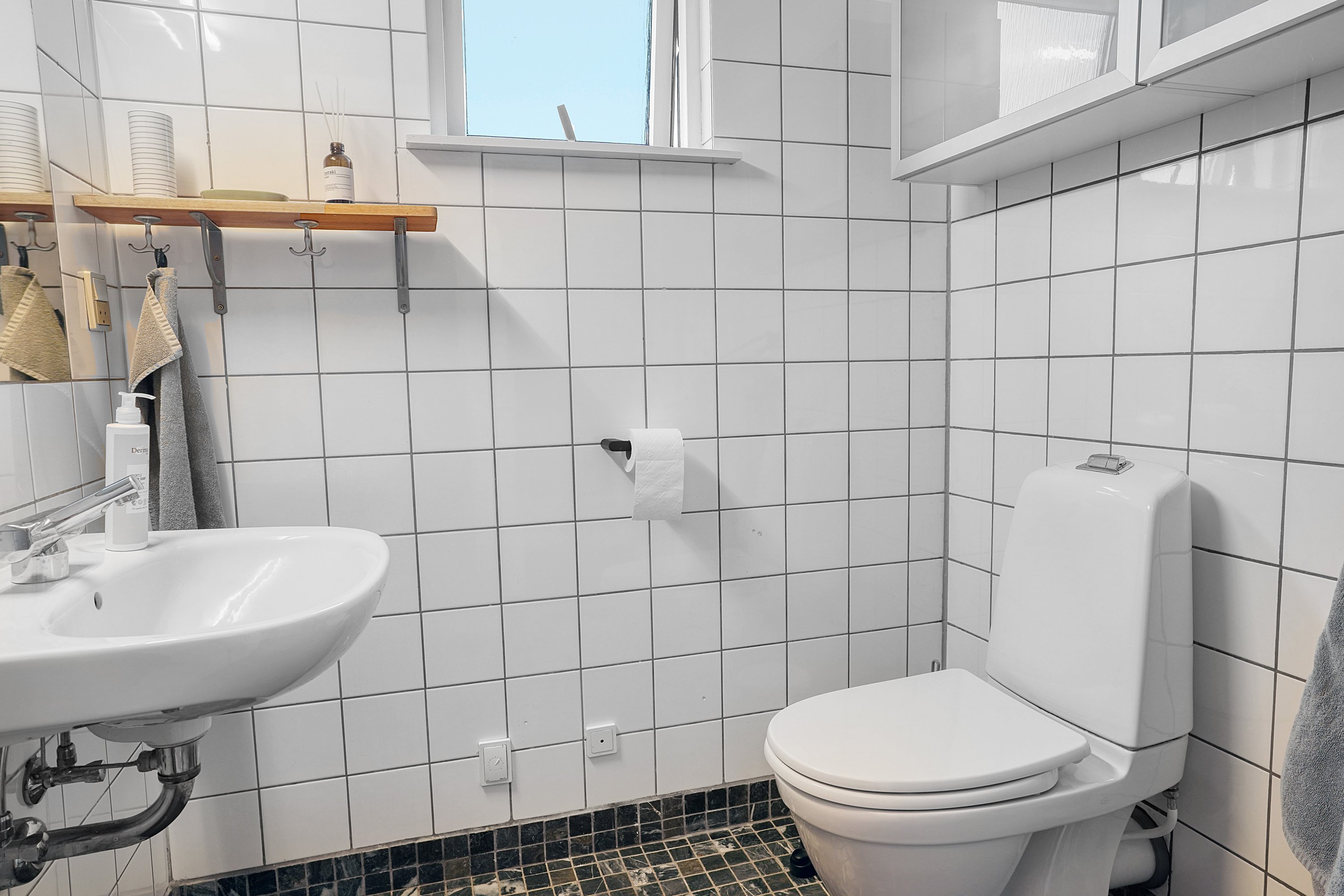 Fremhævet badeværelse billede i fuldskærmstilstand. Billede af Granbakken 8, 3400 Hillerød