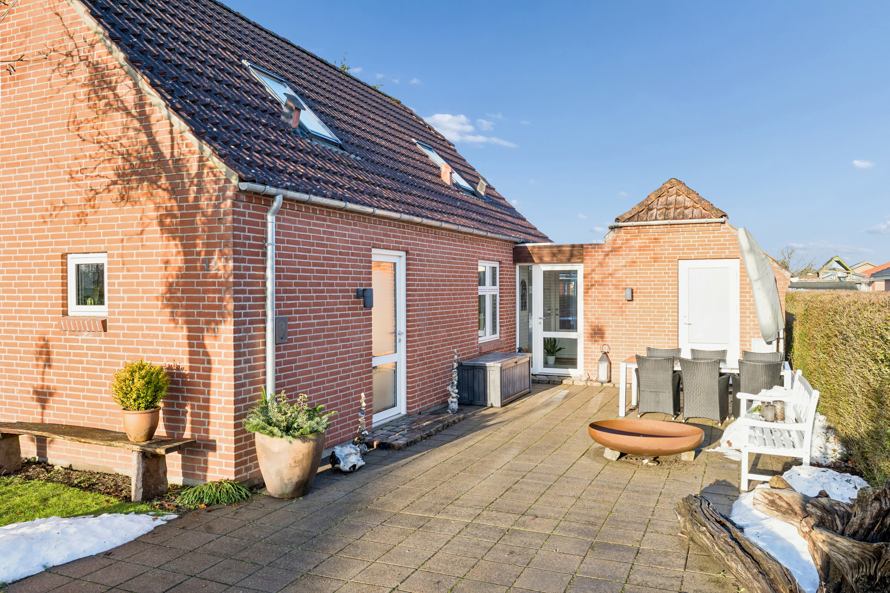 Fremhævet indkørsel/terrasse billede i fuldskærmstilstand. Billede af Olinesmindevej 13, 8722 Hedensted