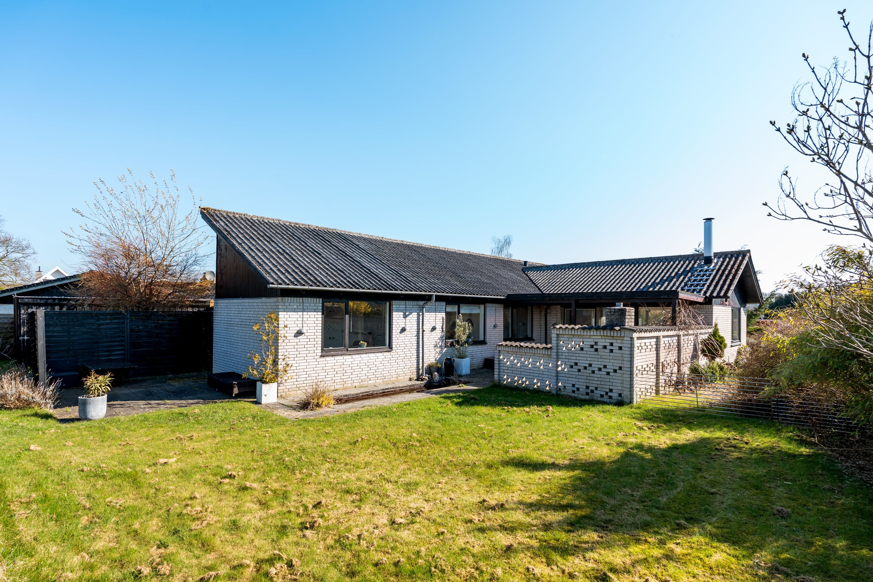 Fremhævet facade billede i fuldskærmstilstand. Billede af Skovvangen 9, 5683 Haarby