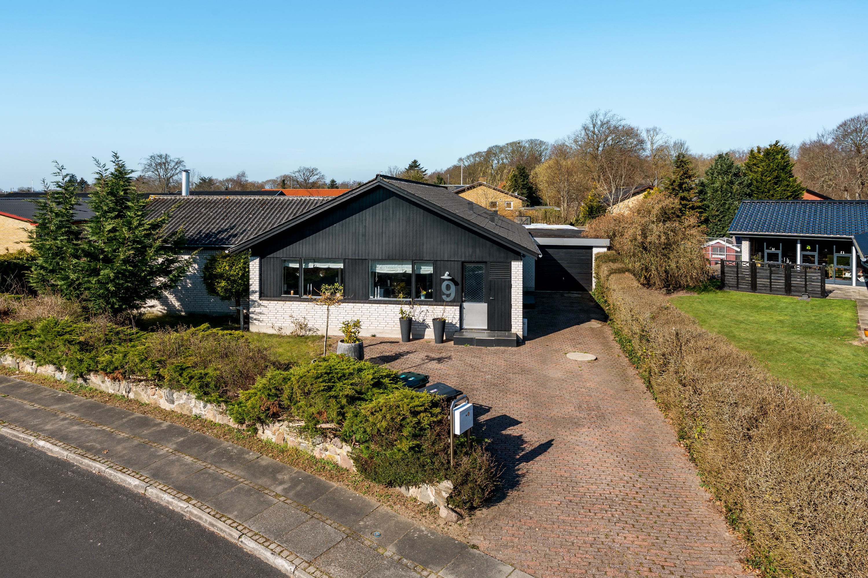 Fremhævet facade billede i fuldskærmstilstand. Billede af Skovvangen 9, 5683 Haarby