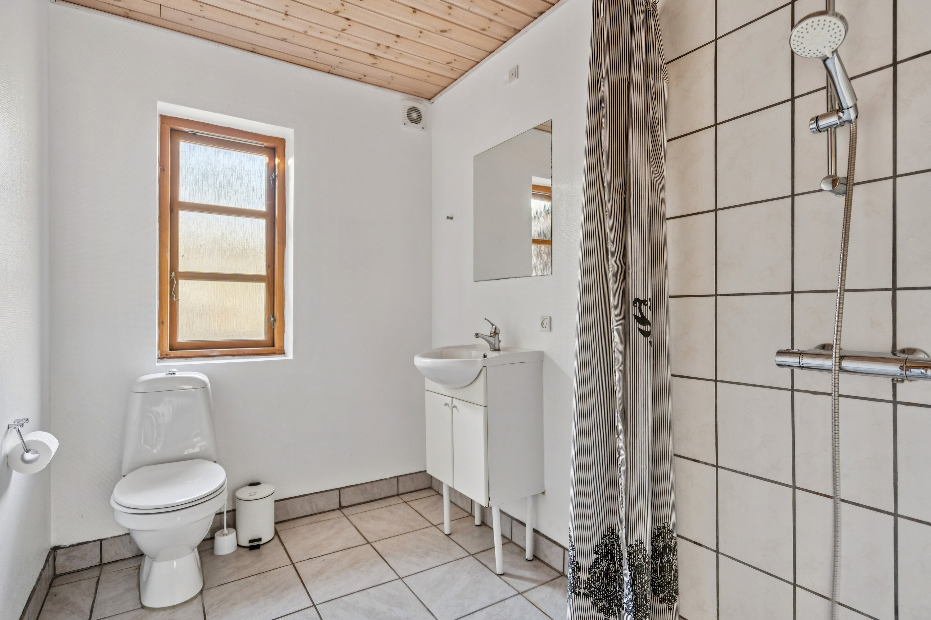 Fremhævet badeværelse billede i fuldskærmstilstand. Billede af Smørblomstvej 2, Vesterø Havn, 9940 Læsø