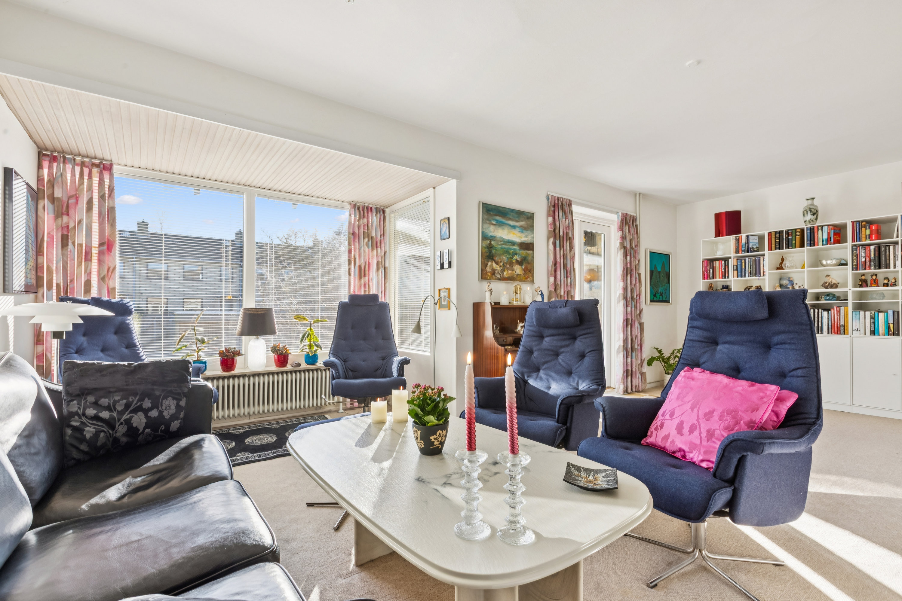 Fremhævet stue billede i fuldskærmstilstand. Billede af Borrelyngen 20, 2770 Kastrup