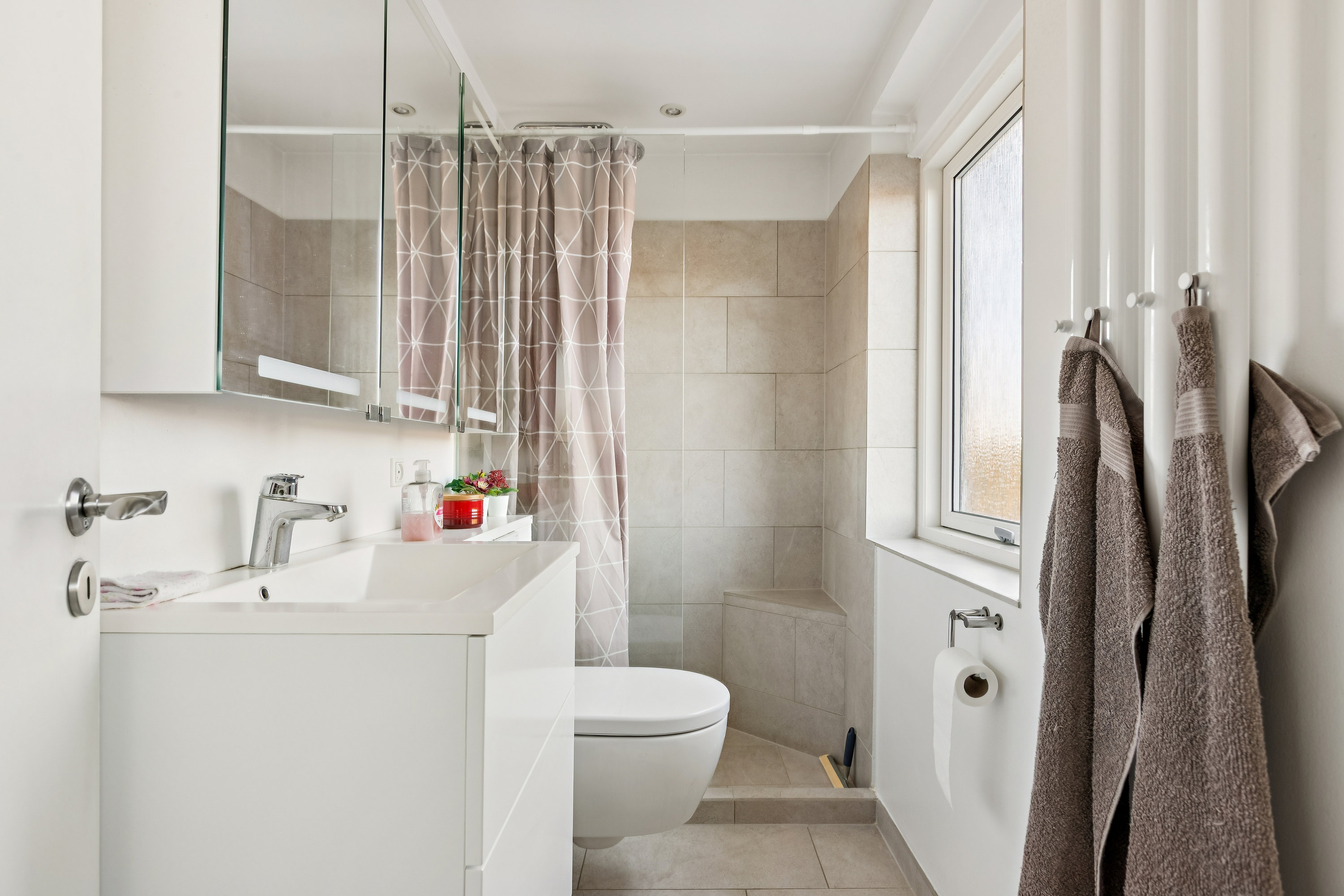 Fremhævet badeværelse billede i fuldskærmstilstand. Billede af Borrelyngen 20, 2770 Kastrup