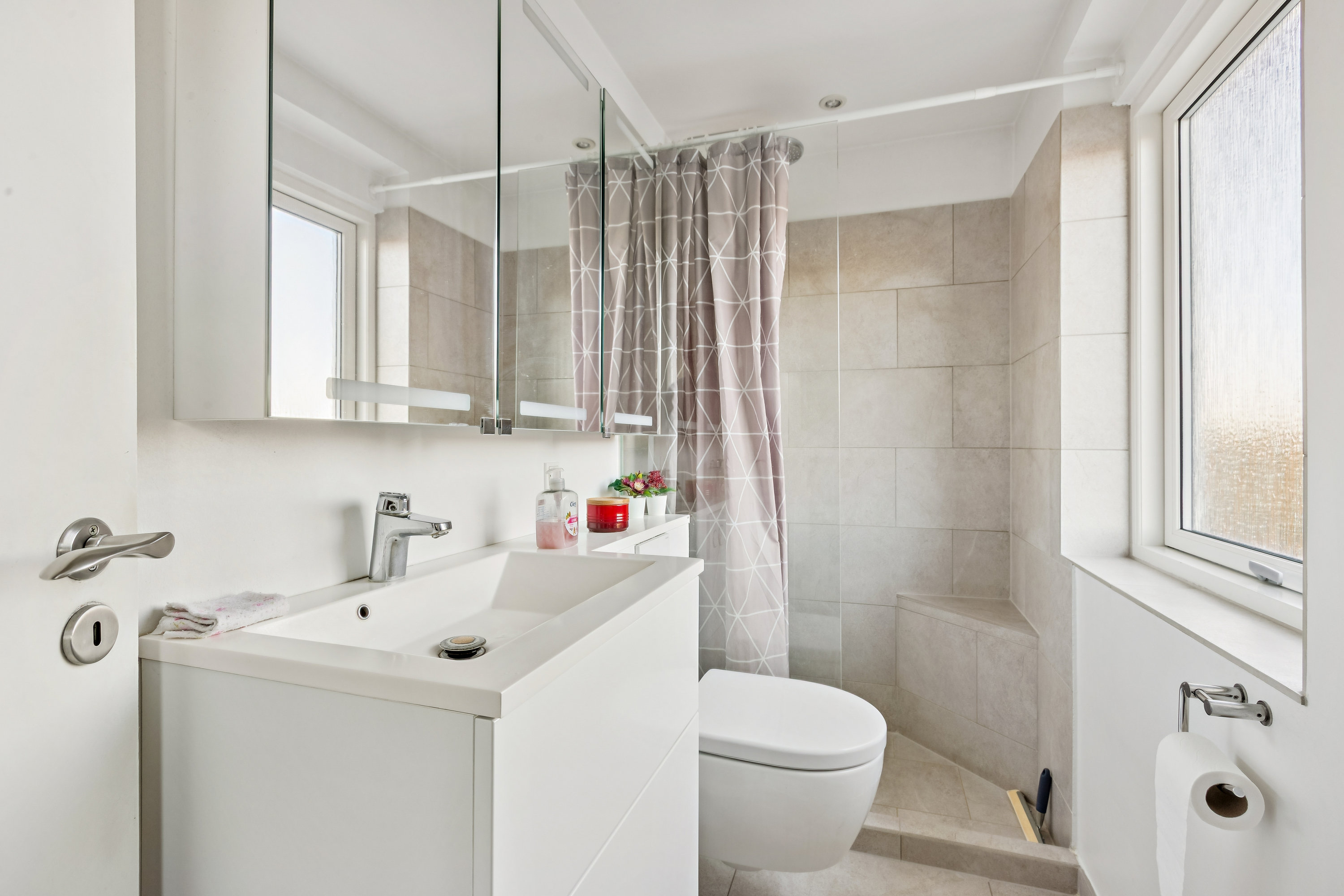 Fremhævet badeværelse billede i fuldskærmstilstand. Billede af Borrelyngen 20, 2770 Kastrup