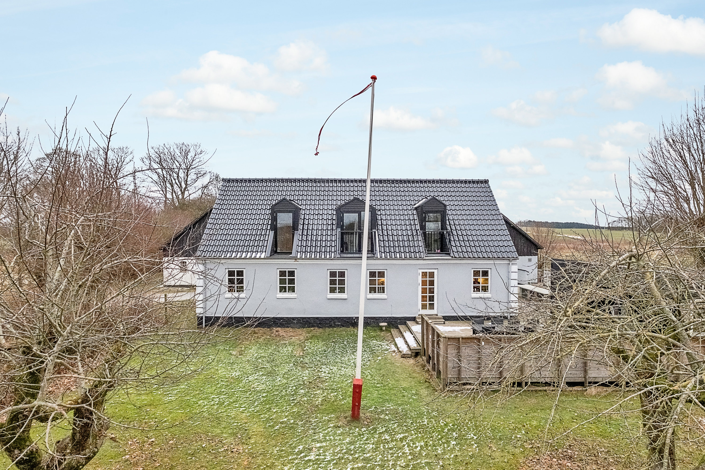 Fremhævet bag facade billede i fuldskærmstilstand. Billede af Clemensvej 5, Bendstrup, 8530 Hjortshøj