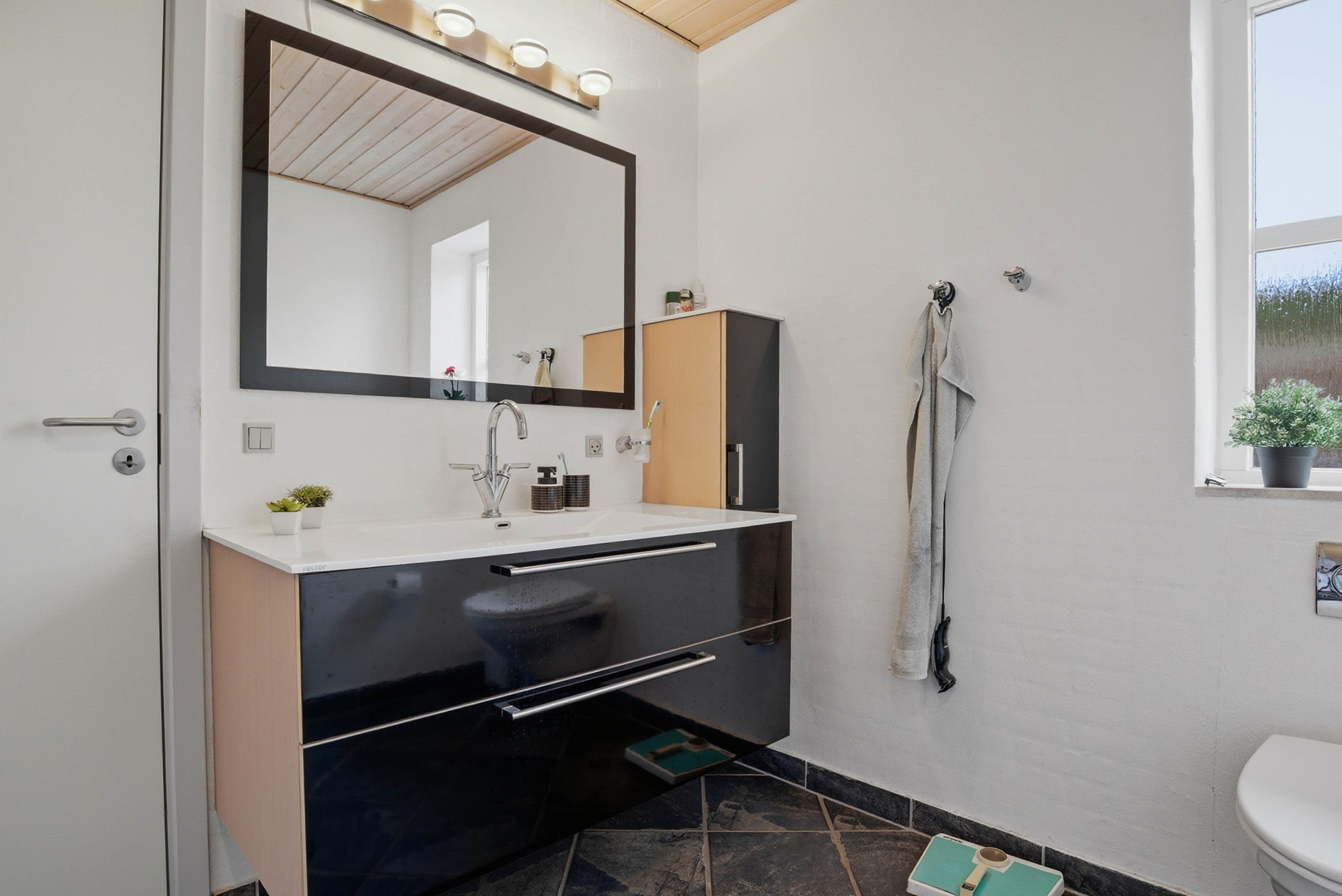 Fremhævet badeværelse billede i fuldskærmstilstand. Billede af Blommehaven 5, 7570 Vemb