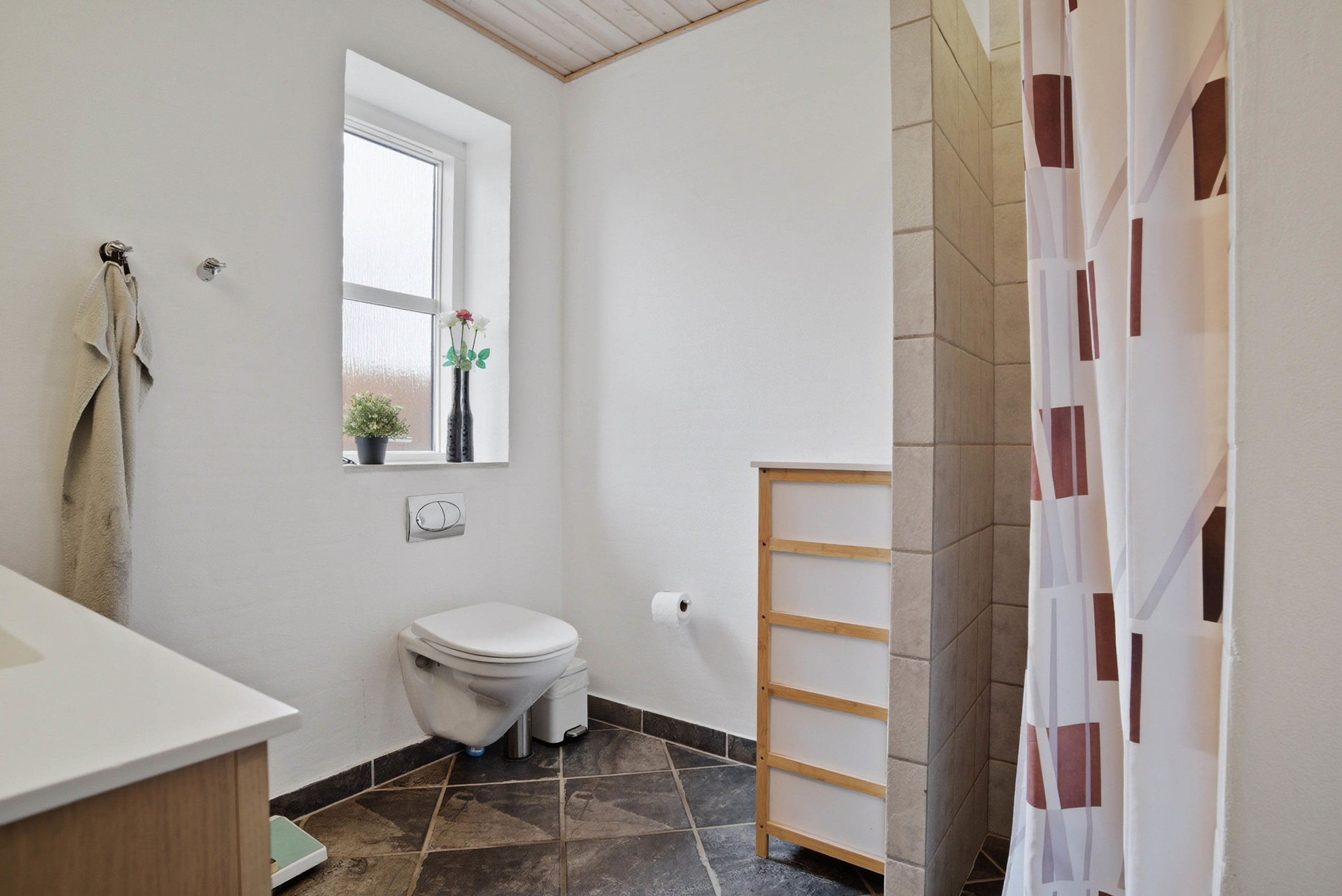 Fremhævet badeværelse billede i fuldskærmstilstand. Billede af Blommehaven 5, 7570 Vemb