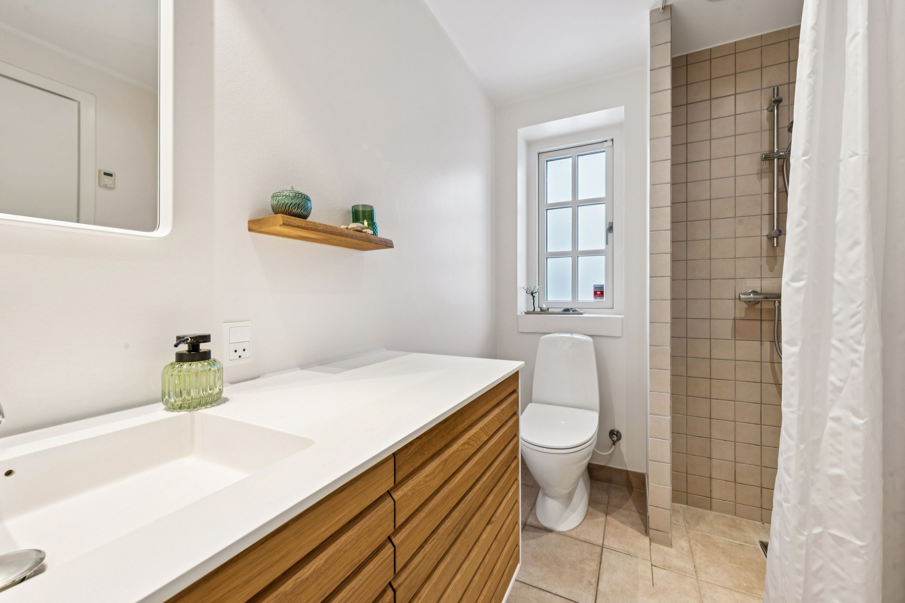 Fremhævet badeværelse billede i fuldskærmstilstand. Billede af Hanehøj 33, 2880 Bagsværd