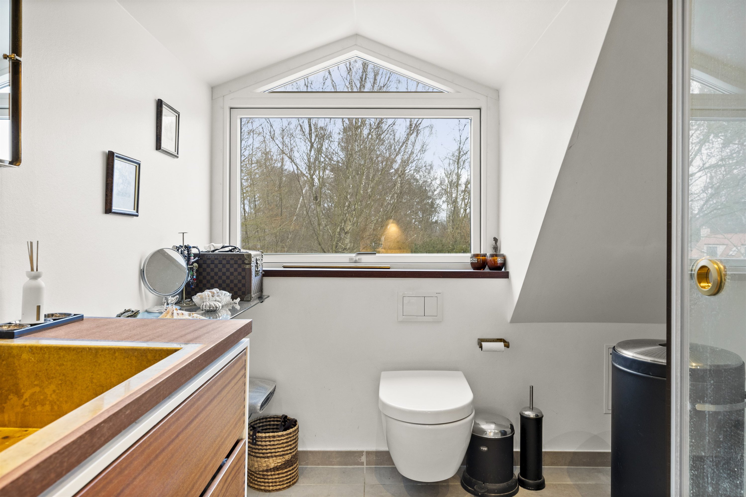 Fremhævet badeværelse billede i fuldskærmstilstand. Billede af Ellesøpark 53, 2950 Vedbæk