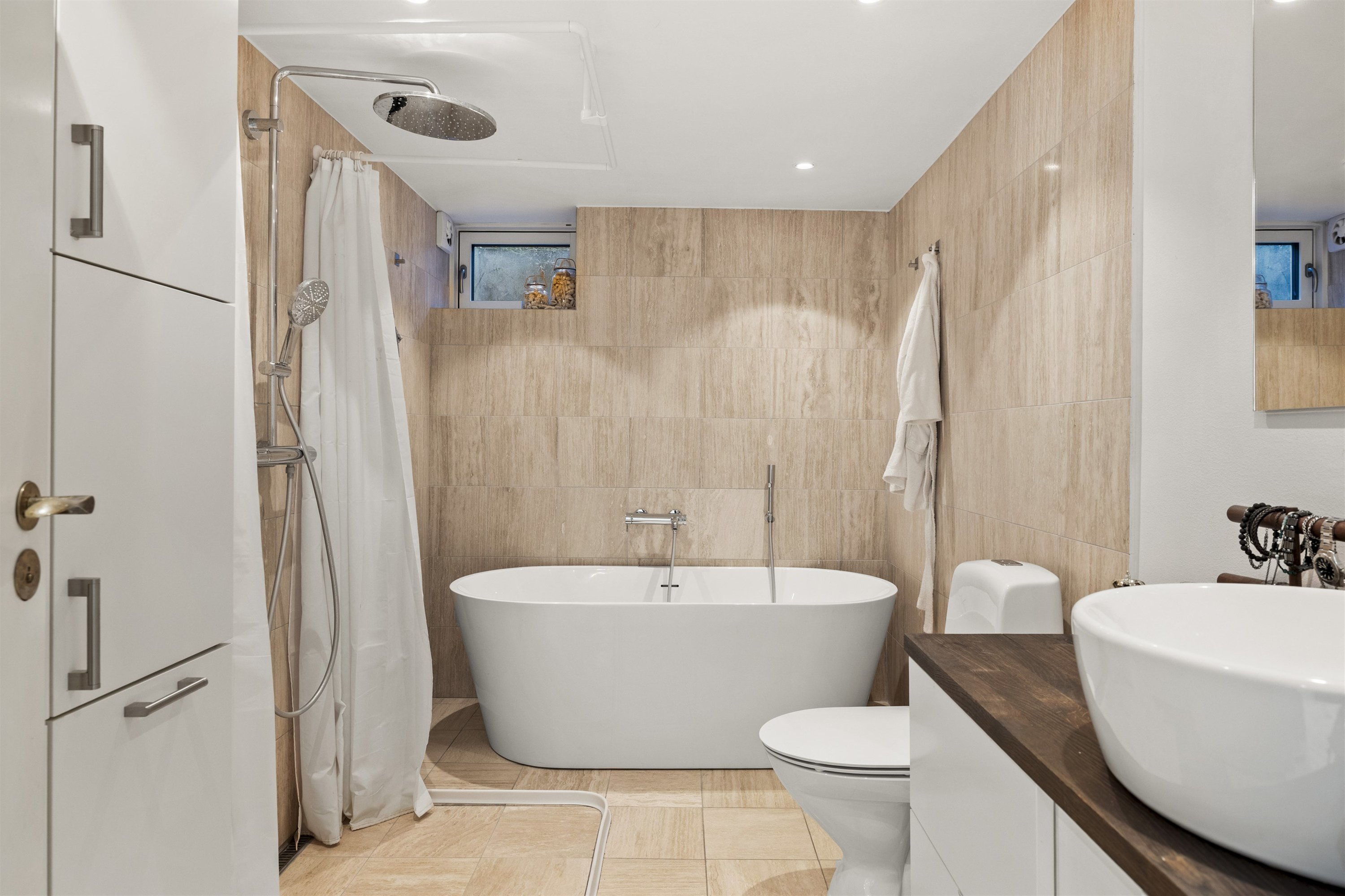 Fremhævet badeværelse billede i fuldskærmstilstand. Billede af Ellesøpark 53, 2950 Vedbæk