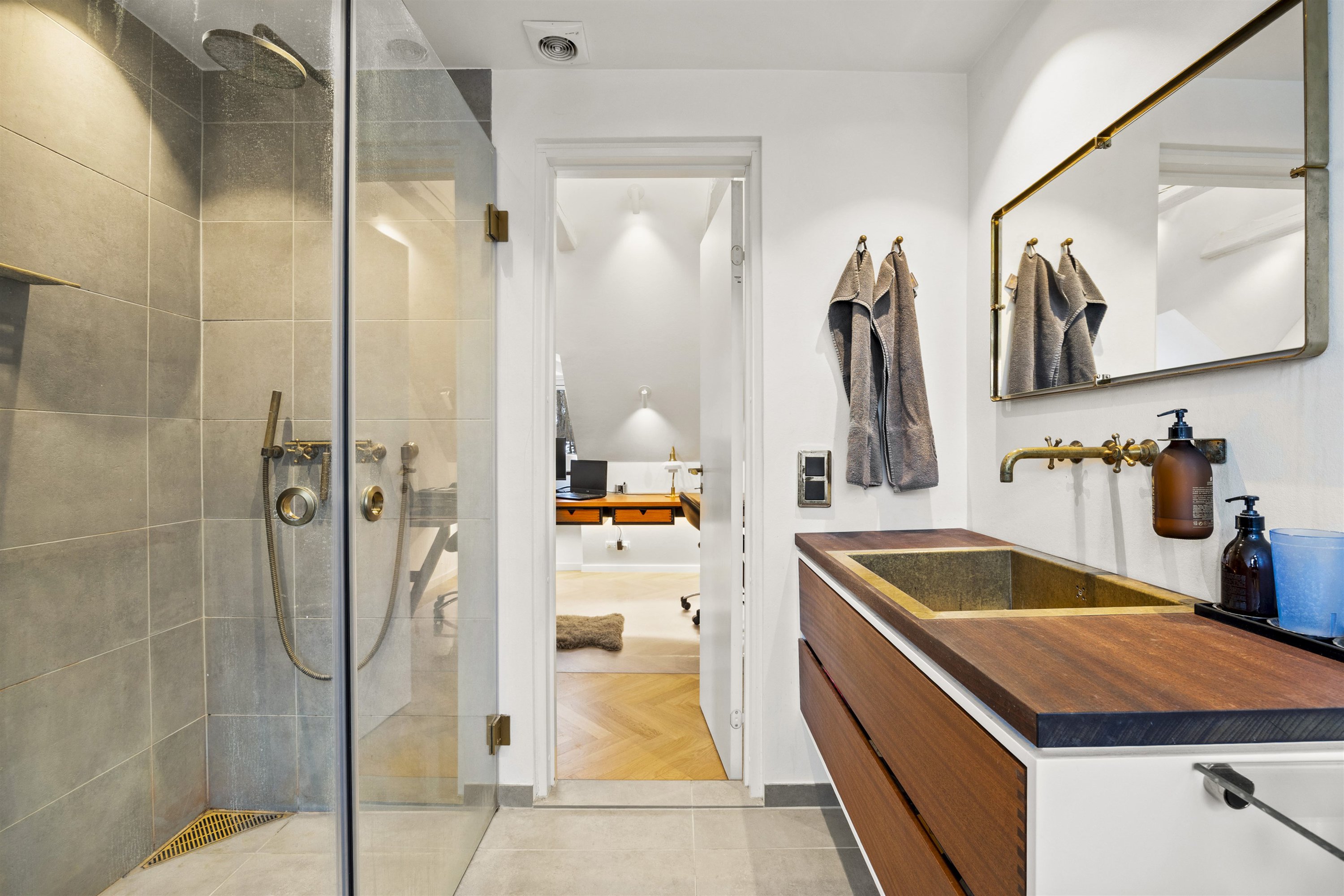 Fremhævet badeværelse billede i fuldskærmstilstand. Billede af Ellesøpark 53, 2950 Vedbæk