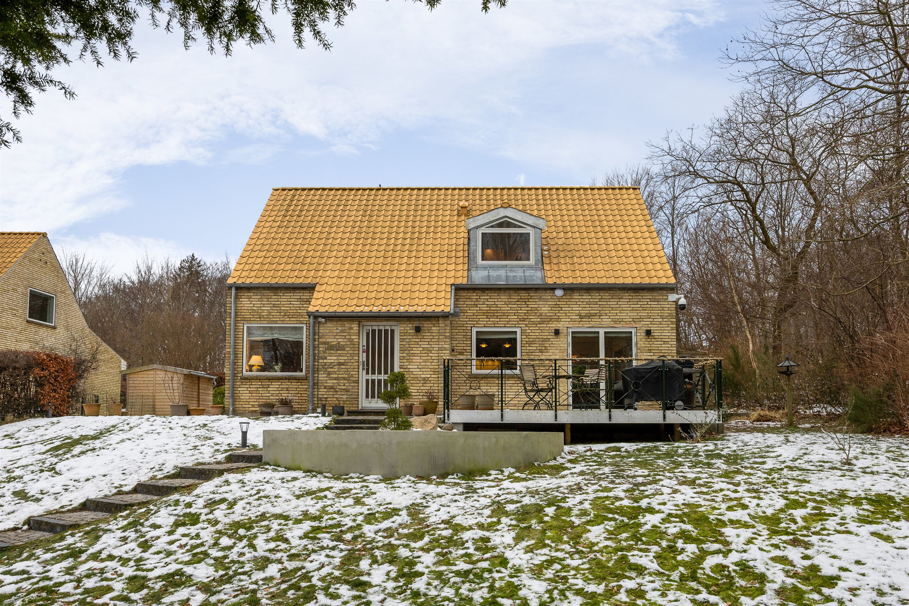 Fremhævet set fra haven billede i fuldskærmstilstand. Billede af Ellesøpark 53, 2950 Vedbæk