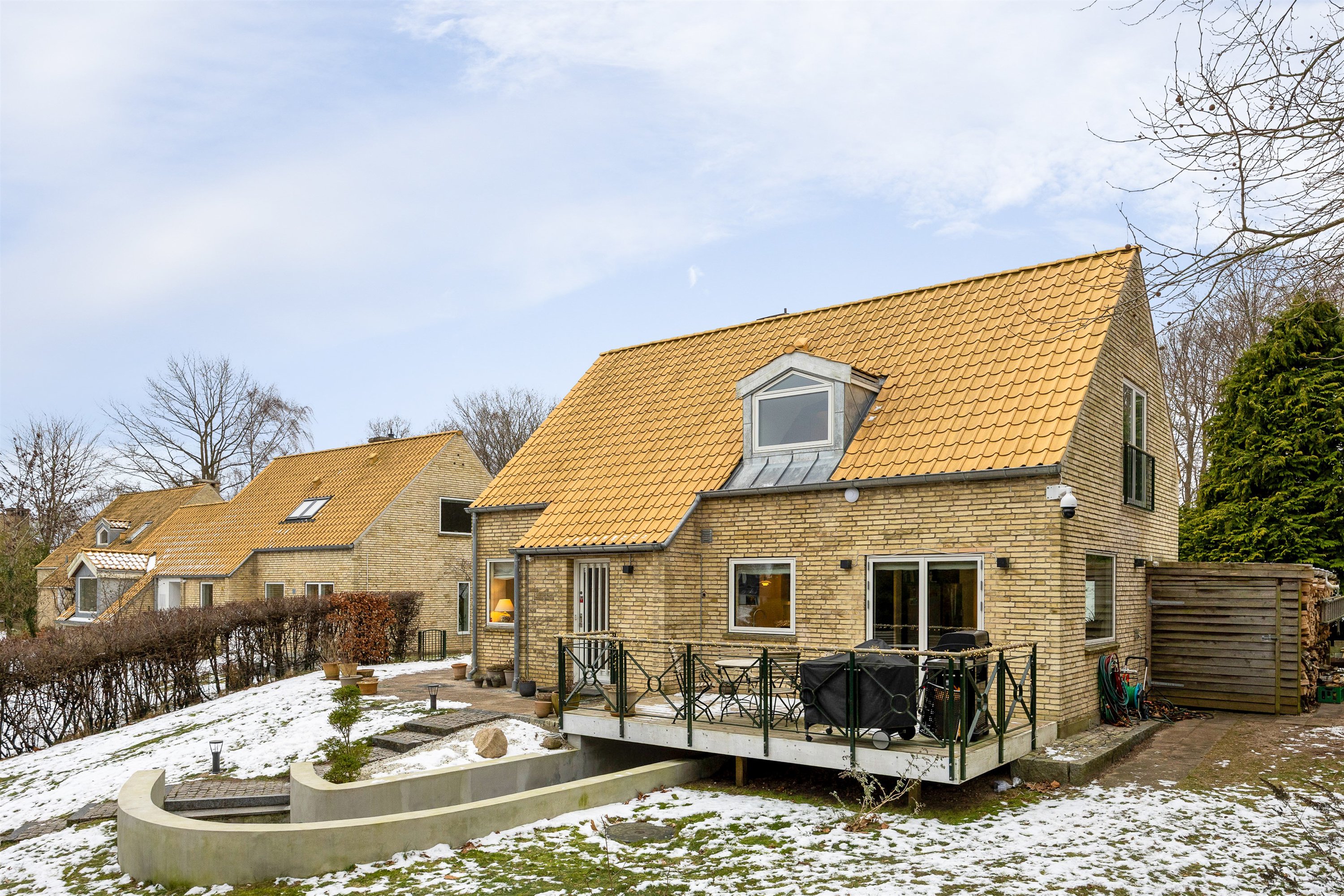 Fremhævet set fra haven billede i fuldskærmstilstand. Billede af Ellesøpark 53, 2950 Vedbæk