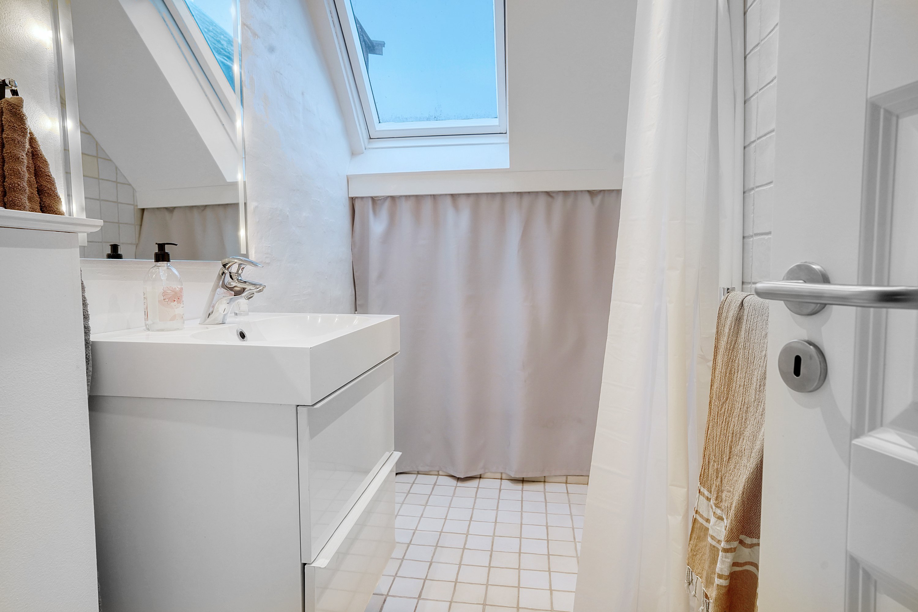 Fremhævet badeværelse billede i fuldskærmstilstand. Billede af Rosenkildevej 21A, 1. th., 3000 Helsingør