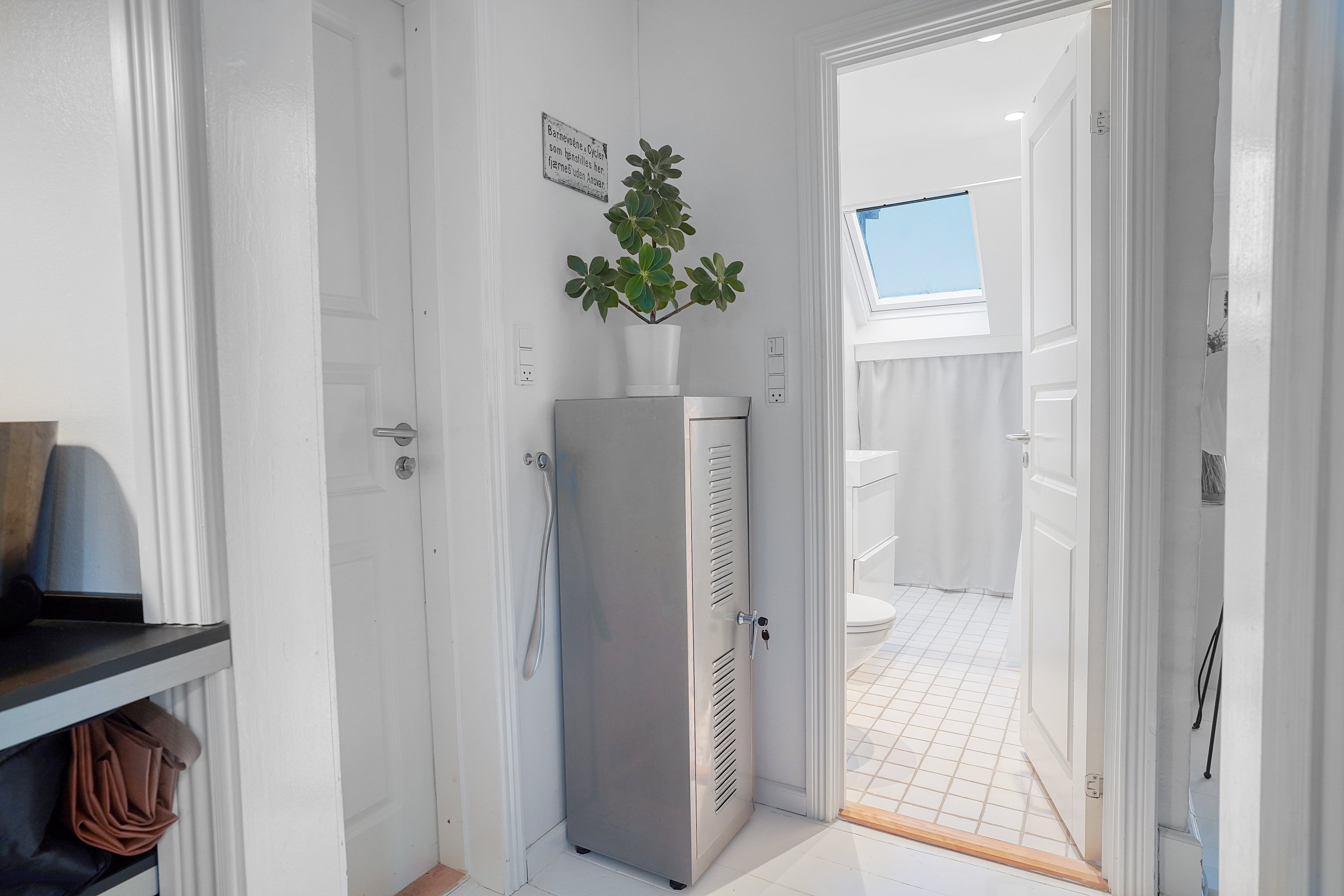 Fremhævet entré billede i fuldskærmstilstand. Billede af Rosenkildevej 21A, 1. th., 3000 Helsingør