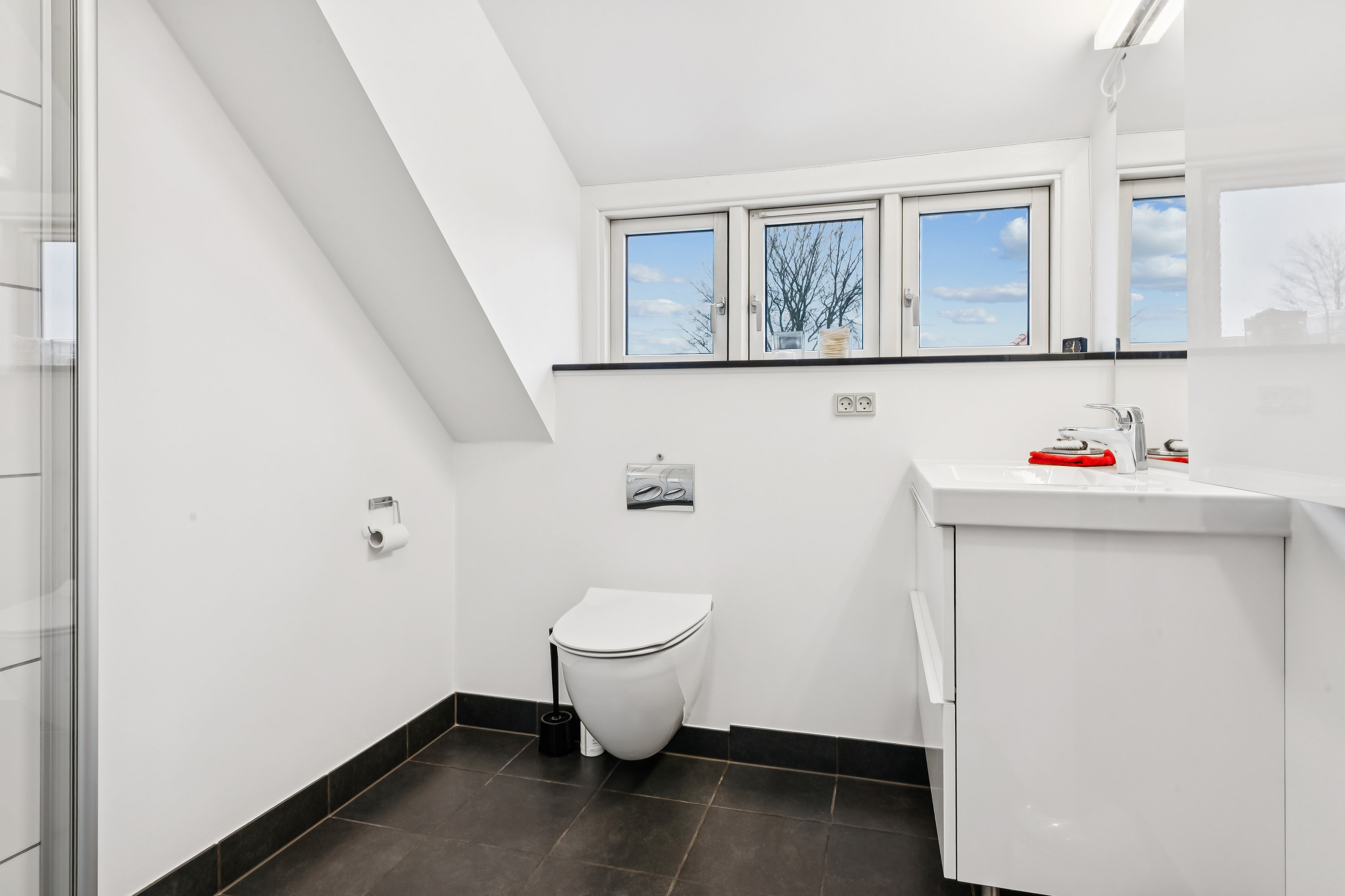 Fremhævet badeværelse billede i fuldskærmstilstand. Billede af Pilevænget 18, 2800 Kongens Lyngby