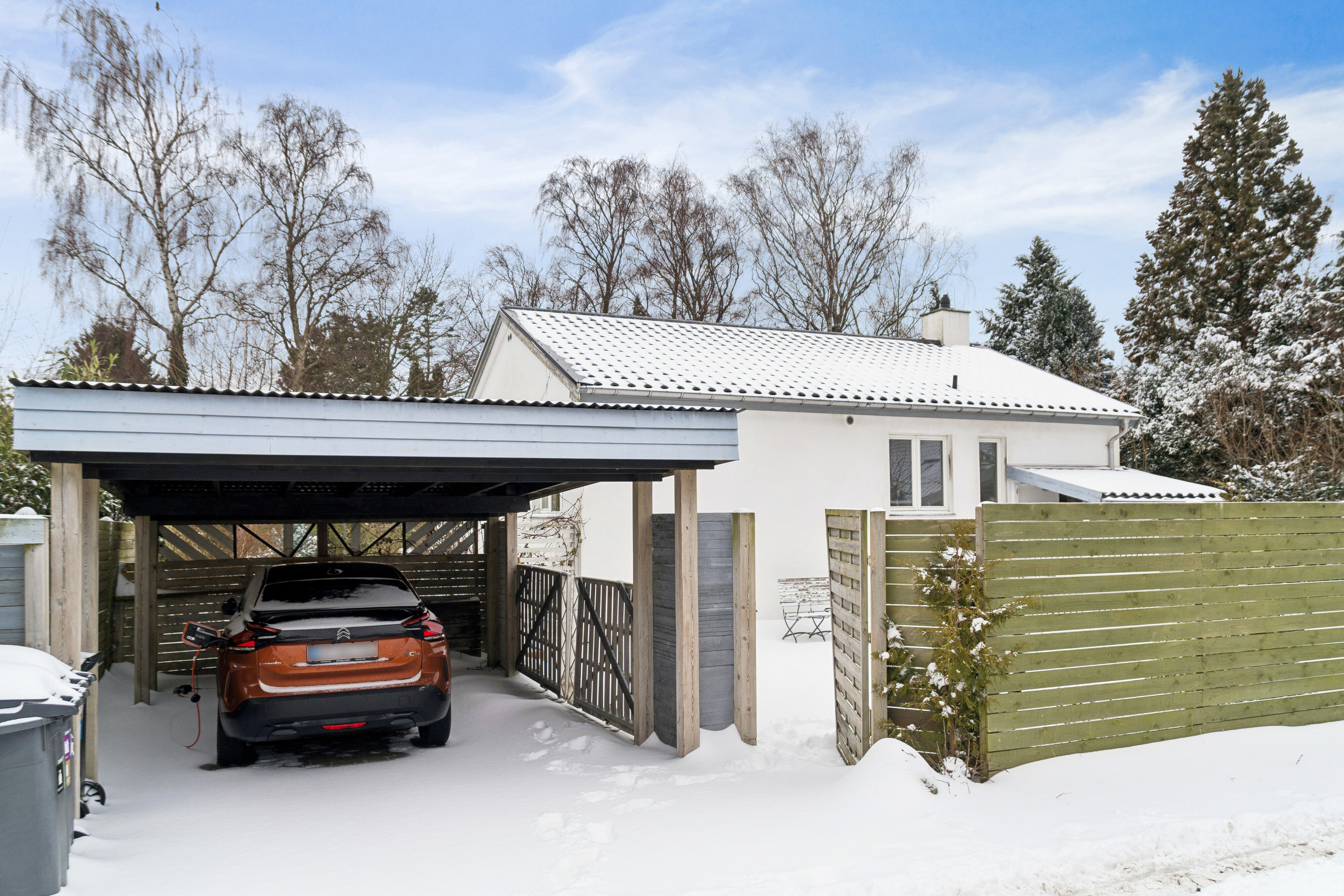 Miniaturebillede 1: set fra vejen. Billede af Rønnevej 3, 2980 Kokkedal