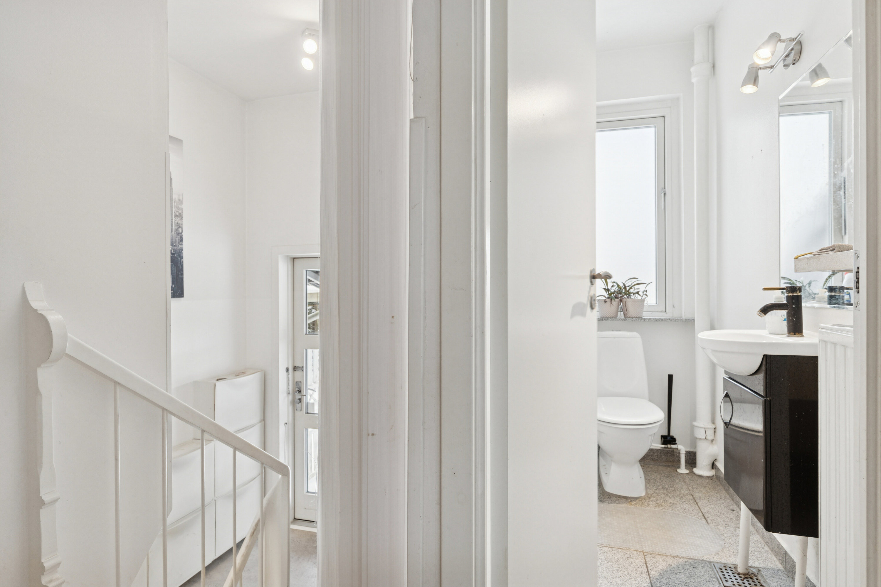 Fremhævet gang billede i fuldskærmstilstand. Billede af Rønnevej 3, 2980 Kokkedal