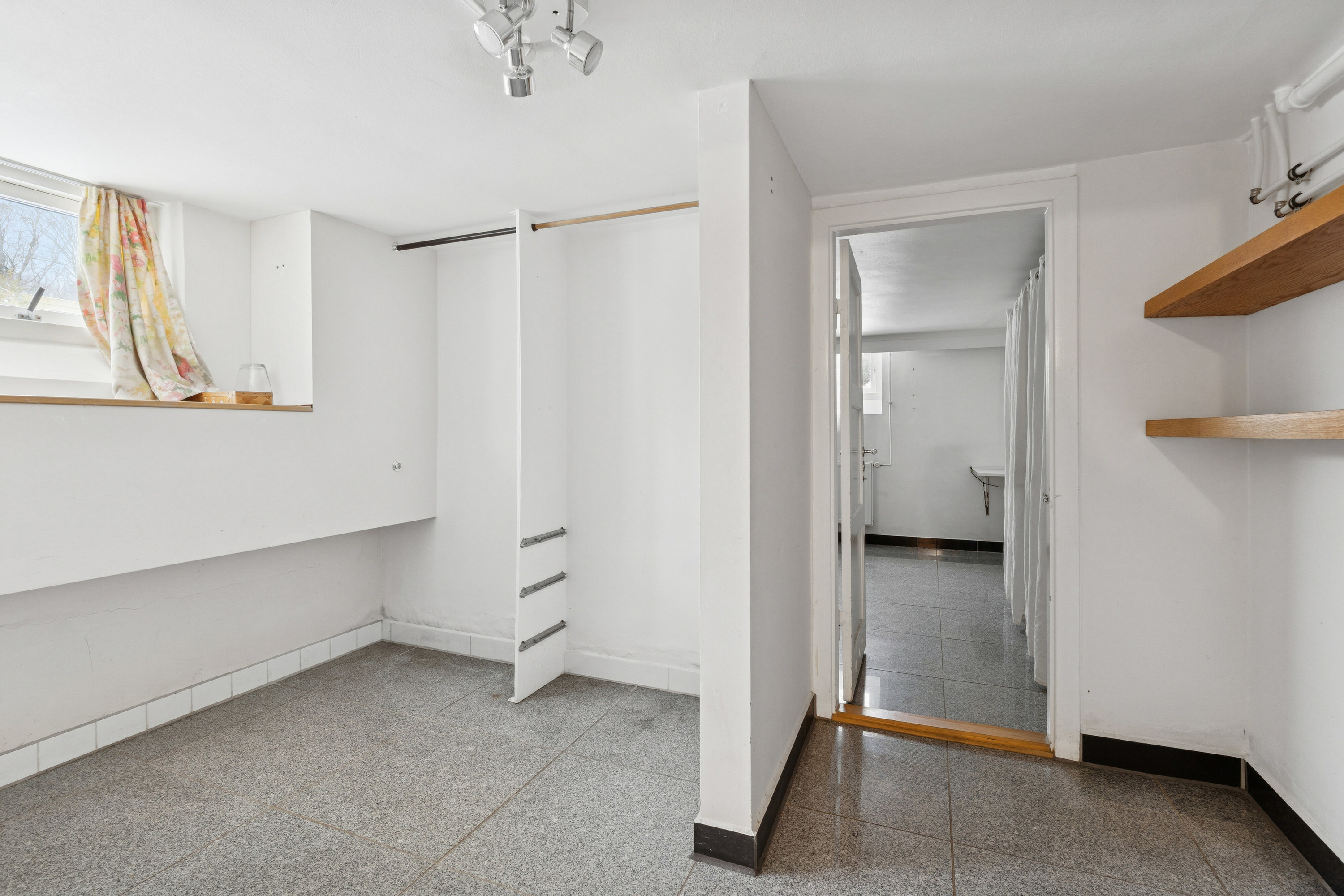 Fremhævet gang billede i fuldskærmstilstand. Billede af Rønnevej 3, 2980 Kokkedal